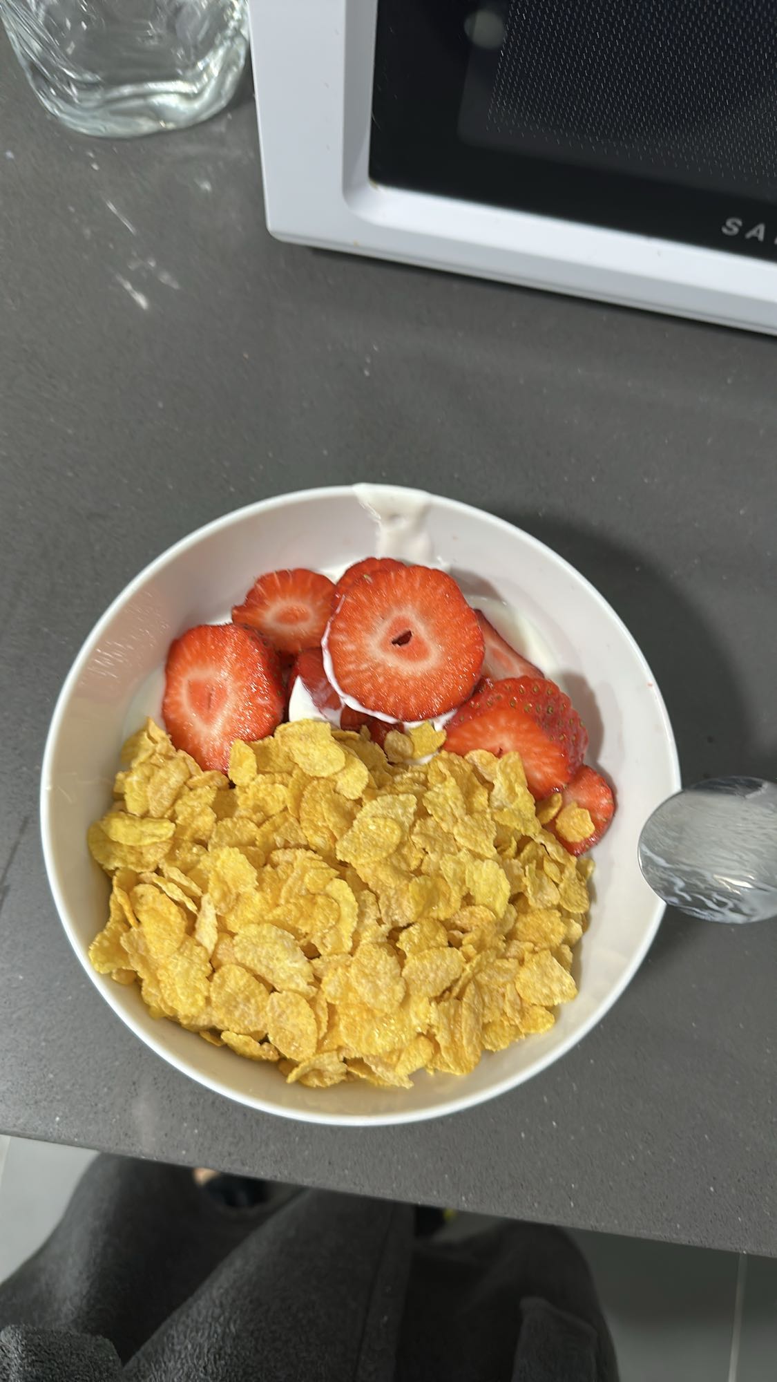 Cereal con fresas y yogur