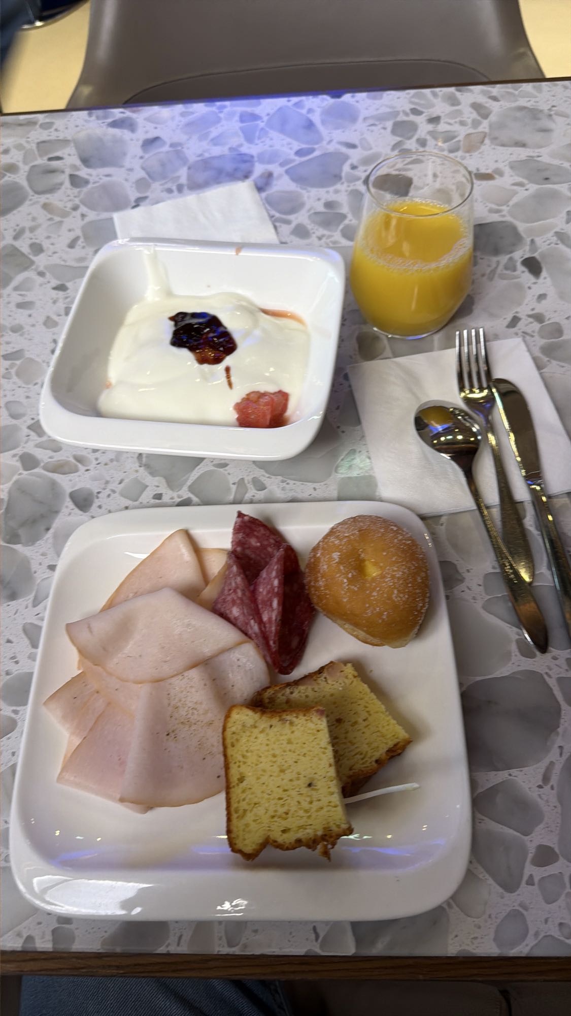 Kahvaltı tabağı ve yoğurt