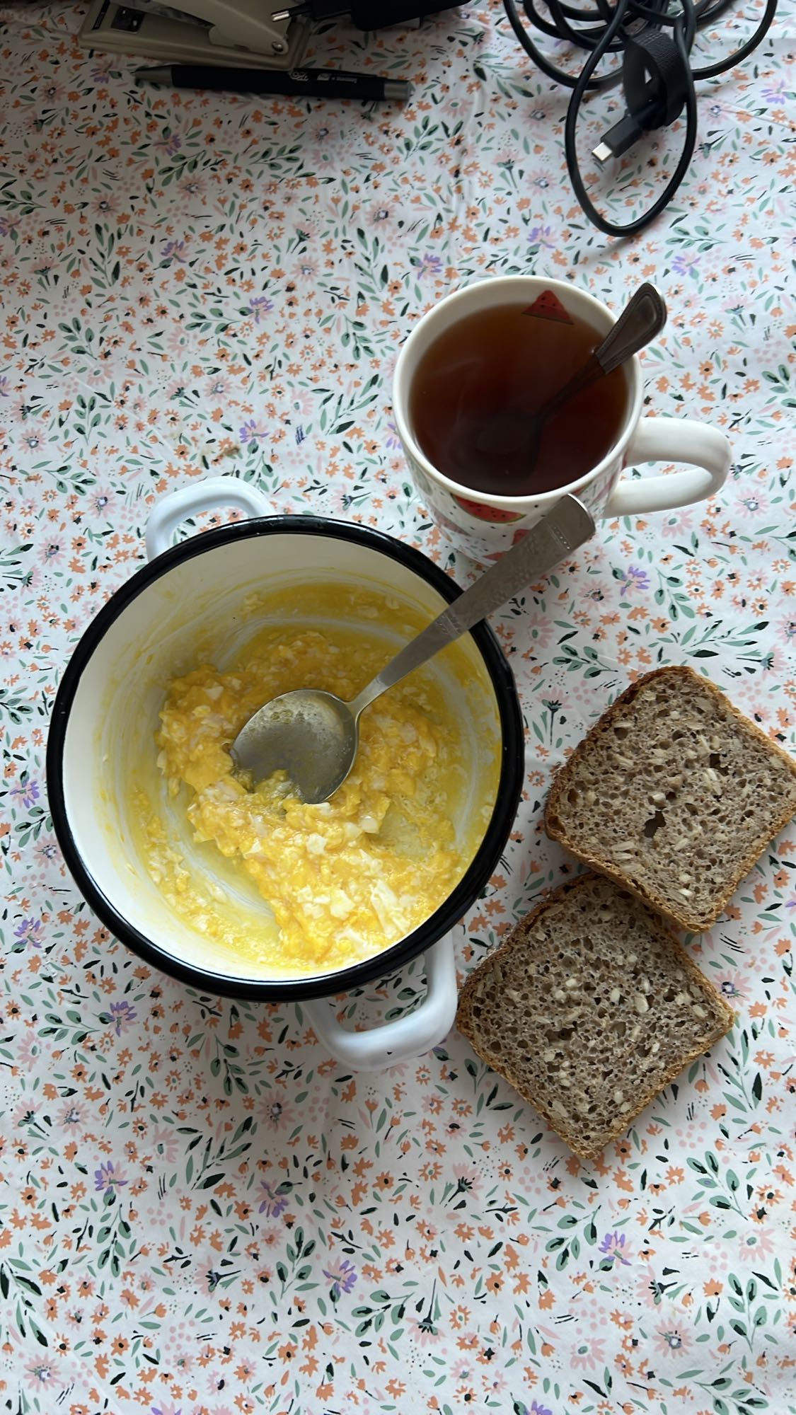 Jajecznica z chlebem i herbata