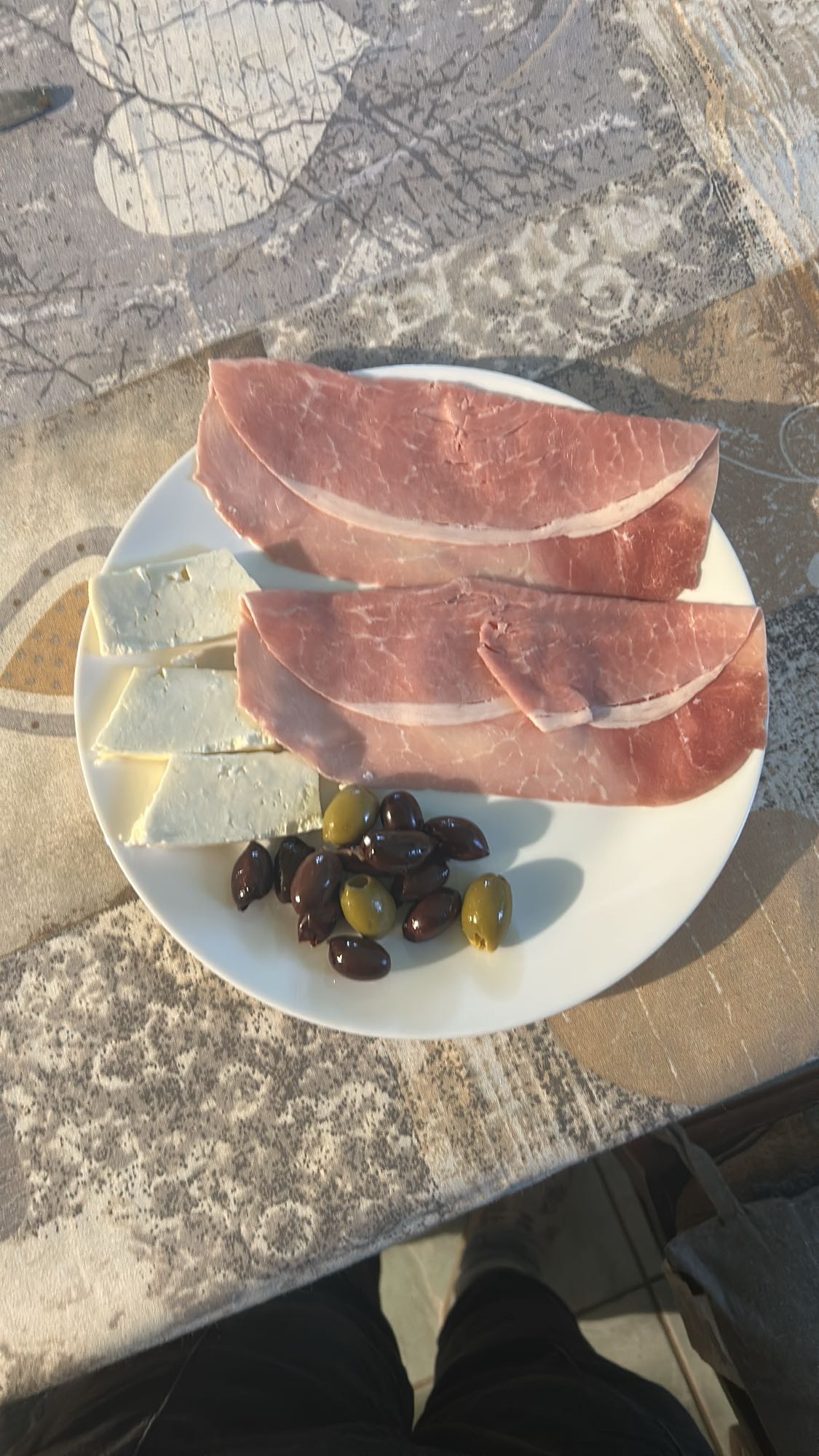 Platou cu șuncă, brânză și măsline