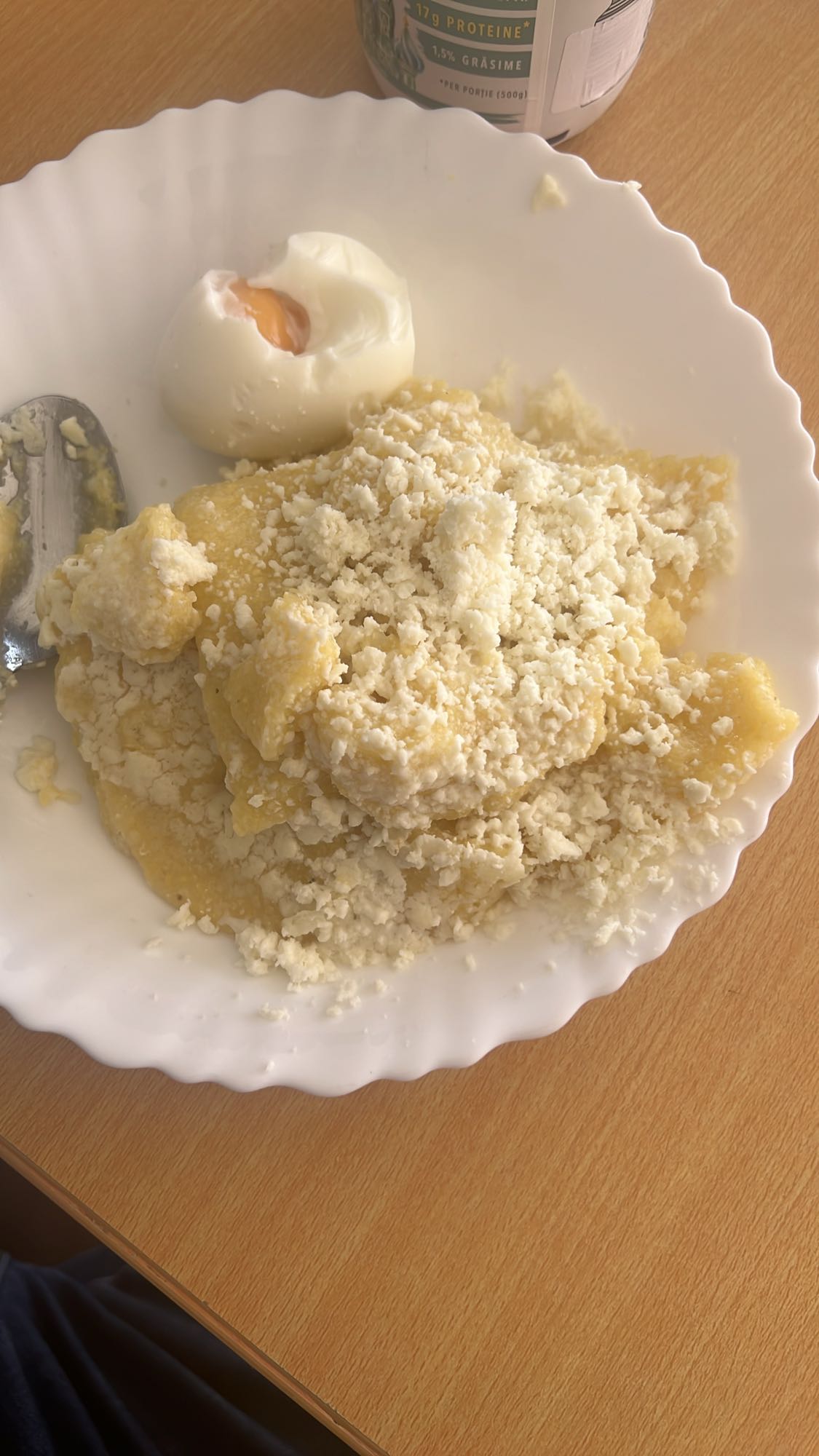 Mămăligă cu brânză și ou