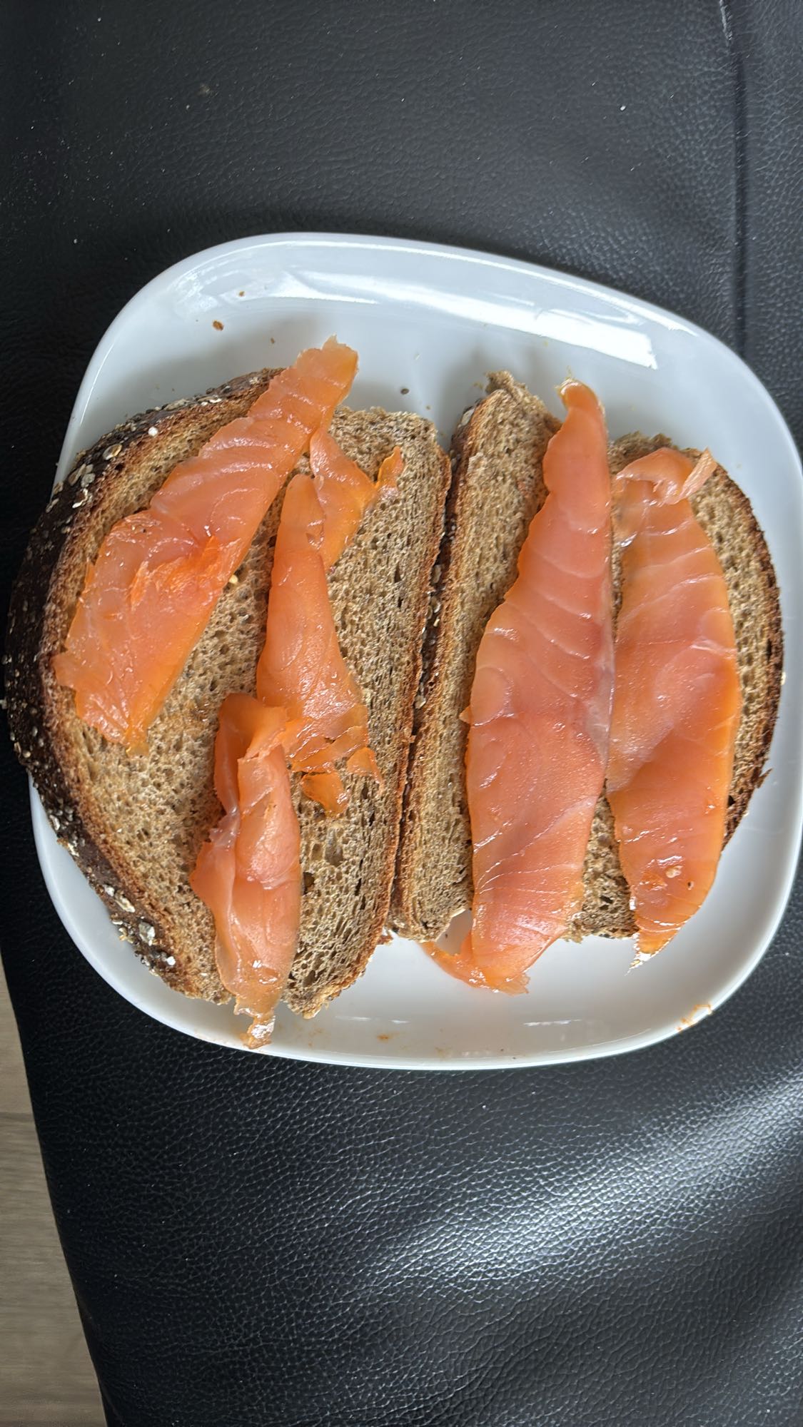 Rugbrød med røkelaks