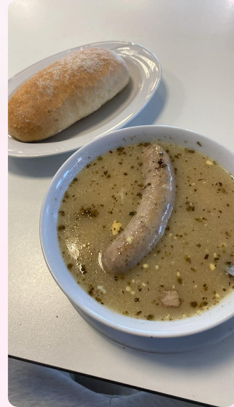 żurek z białą kiełbasą i bułką