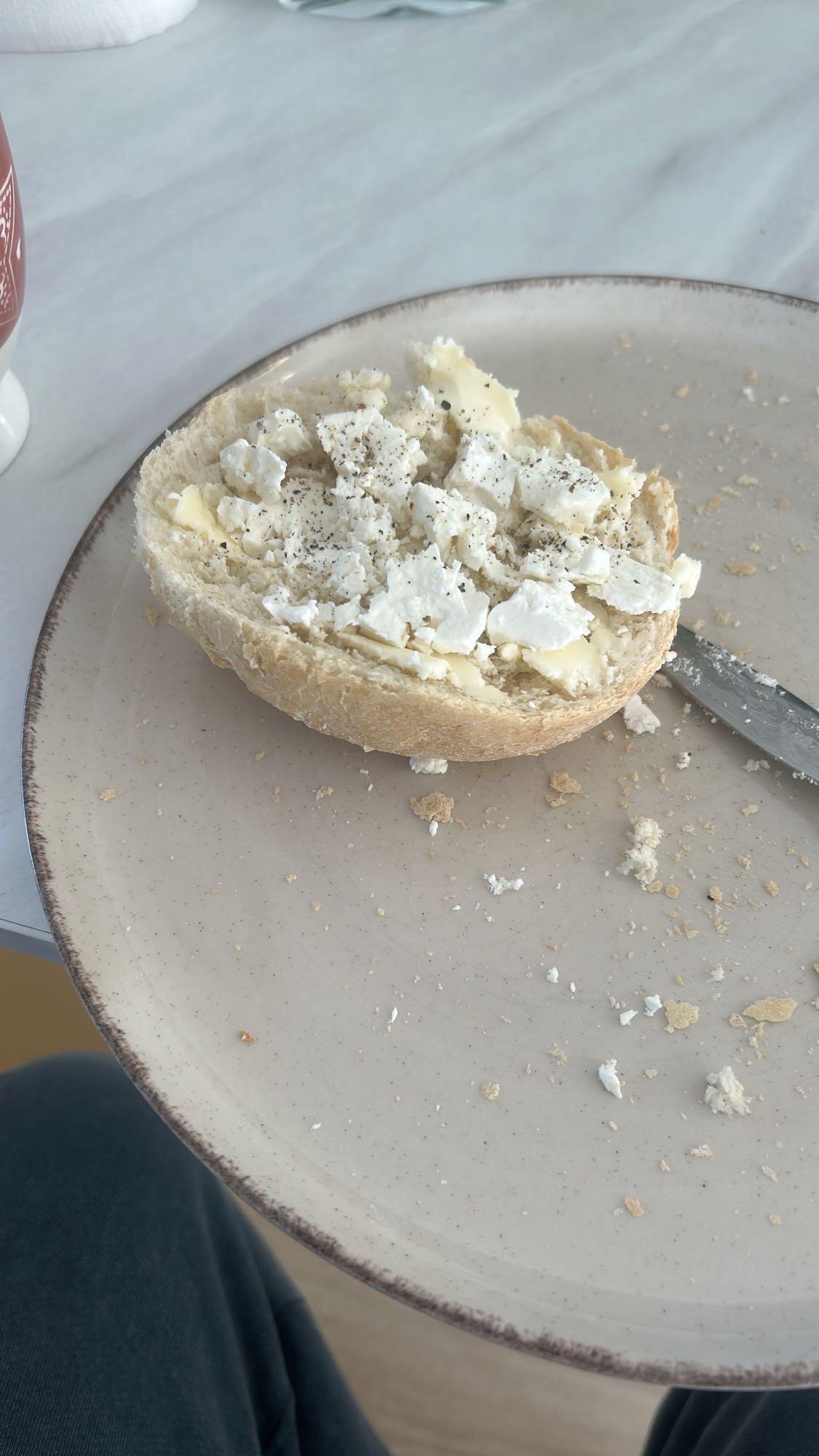 Bułka z serem feta i masłem