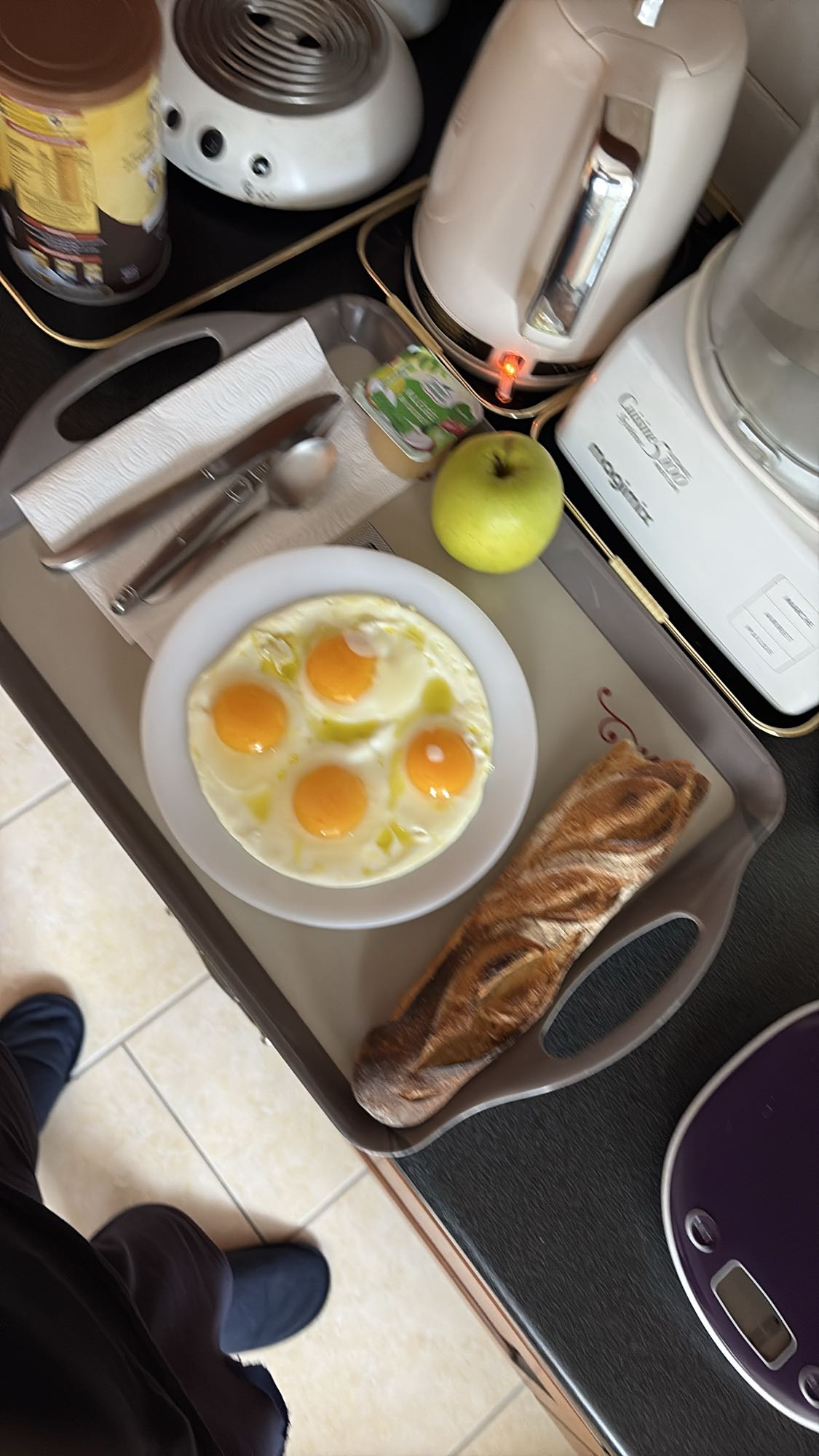 Petit-déjeuner œufs et baguette