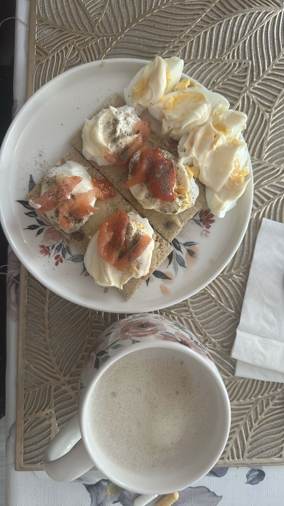 Jajka z łososiem i kawą