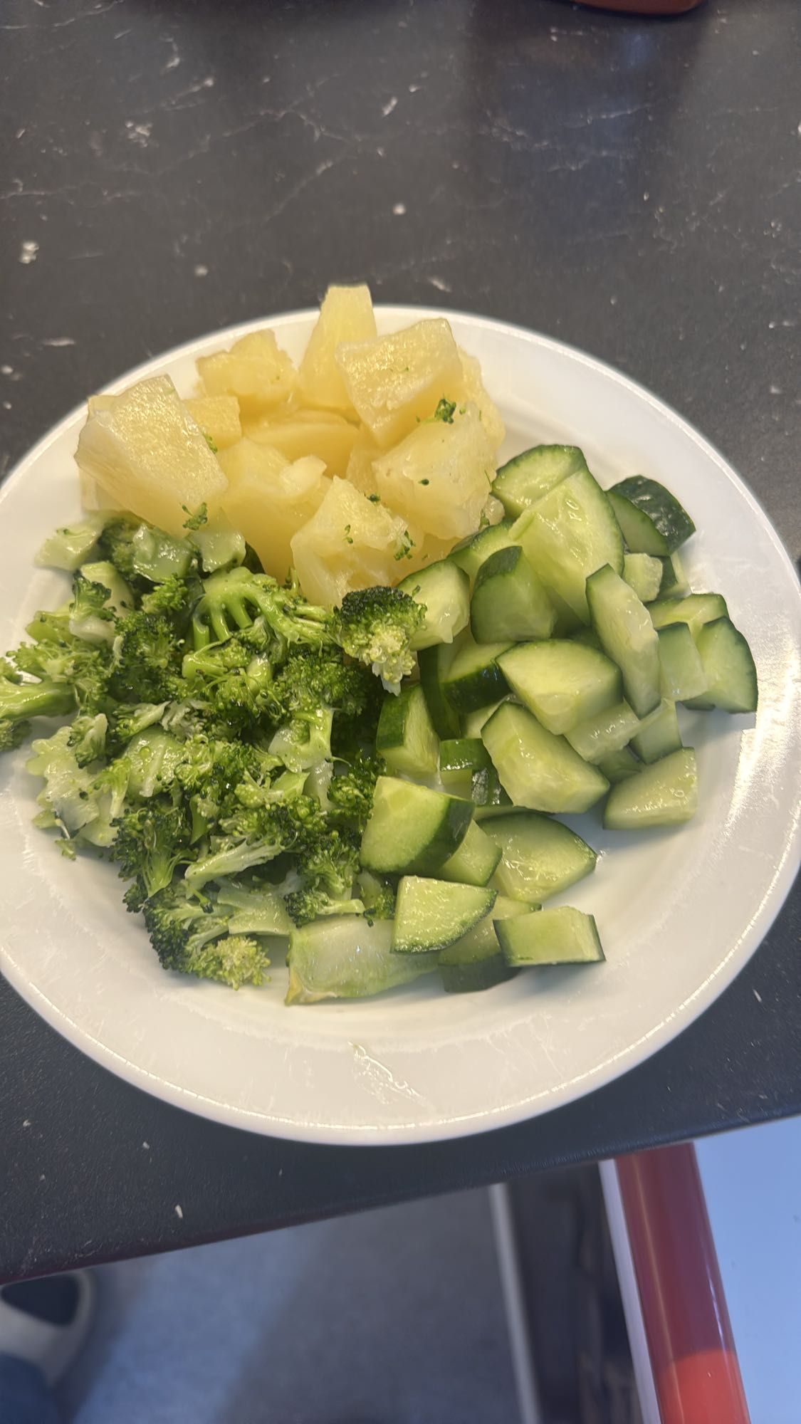 Grönsaks- och ananassallad