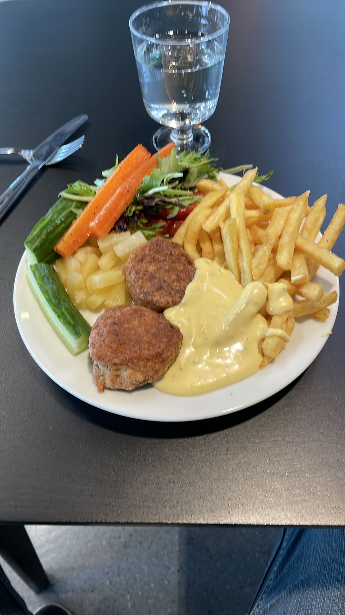 Fiskbiff med pommes och sallad