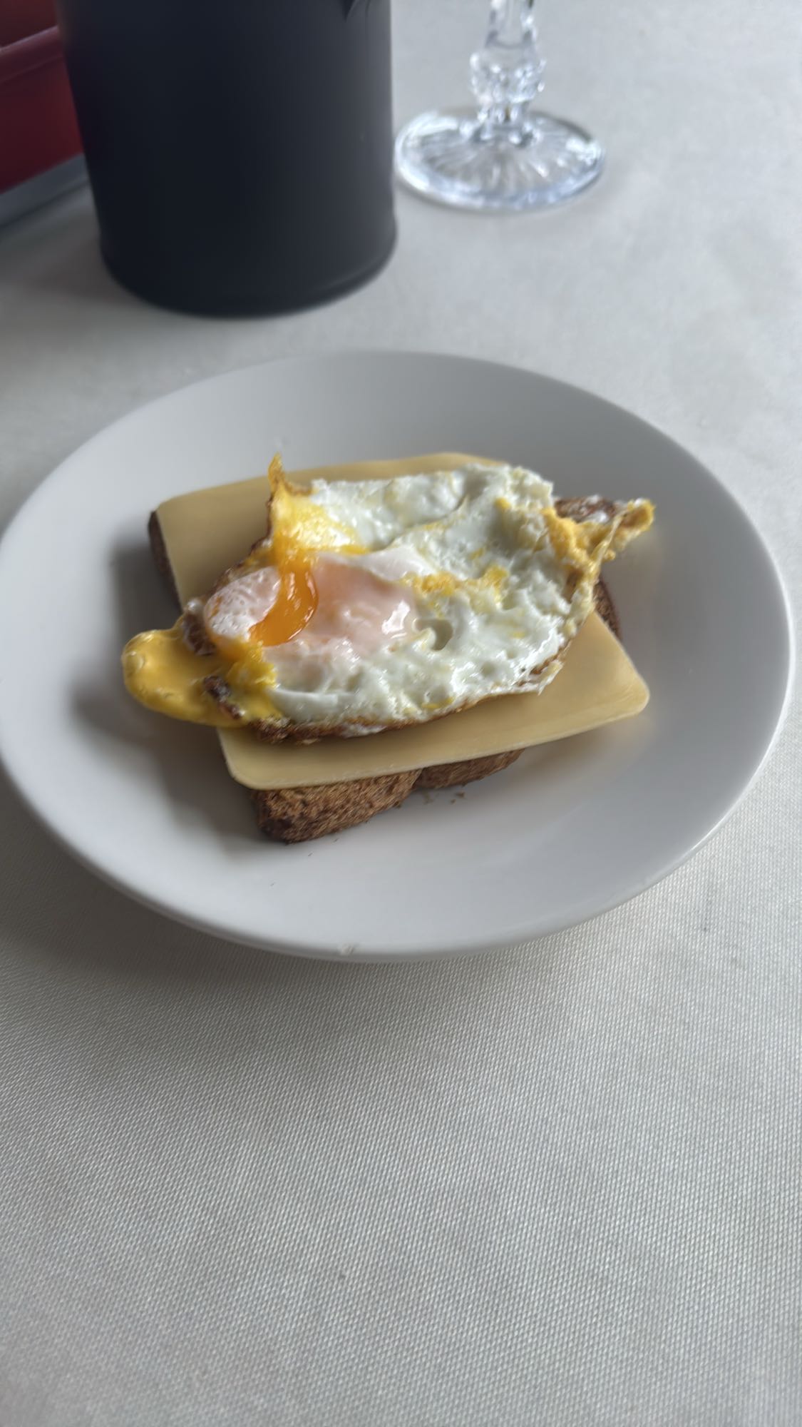 Torrada com ovo e queijo