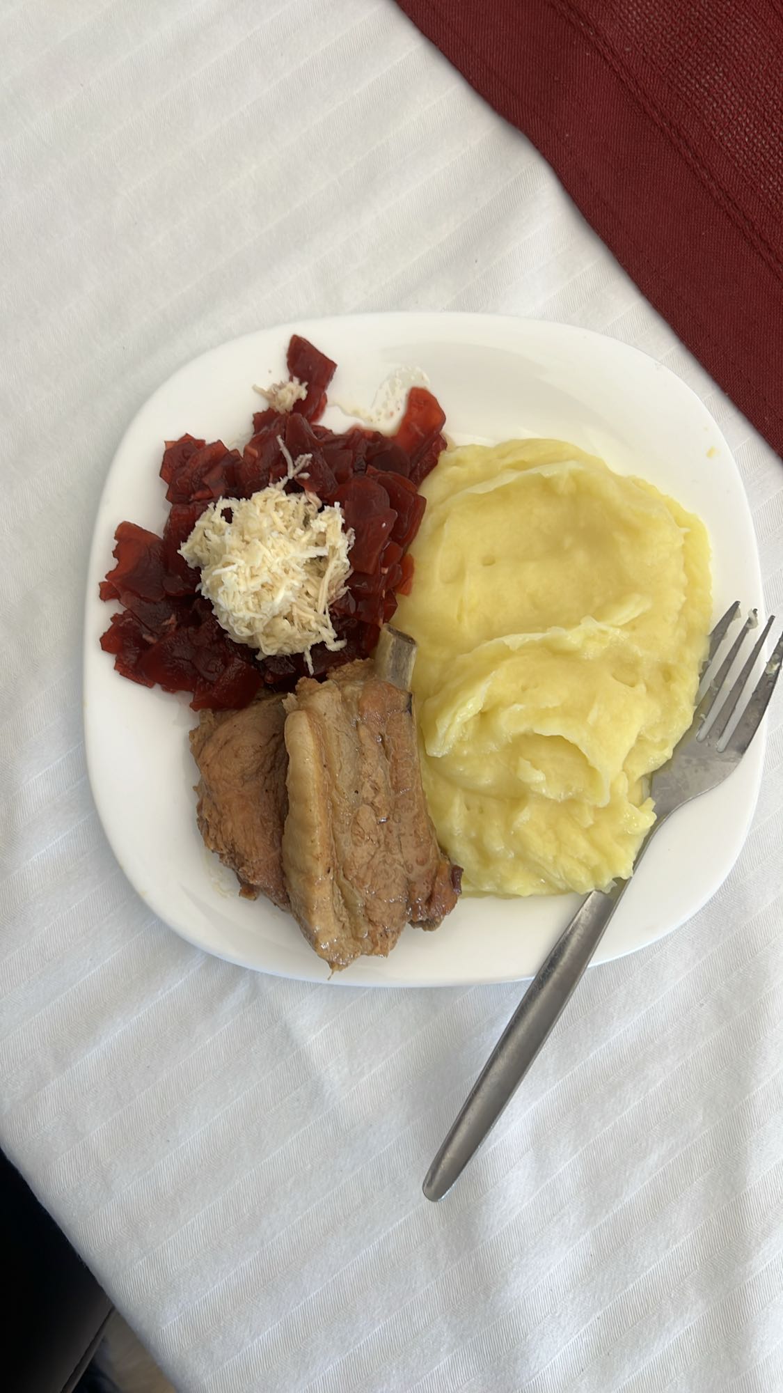 Coaste cu piure și sfeclă