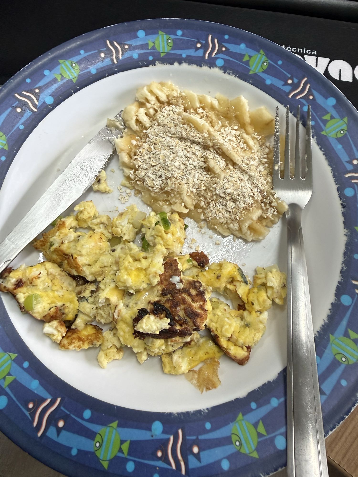 Ovos mexidos e banana aveia
