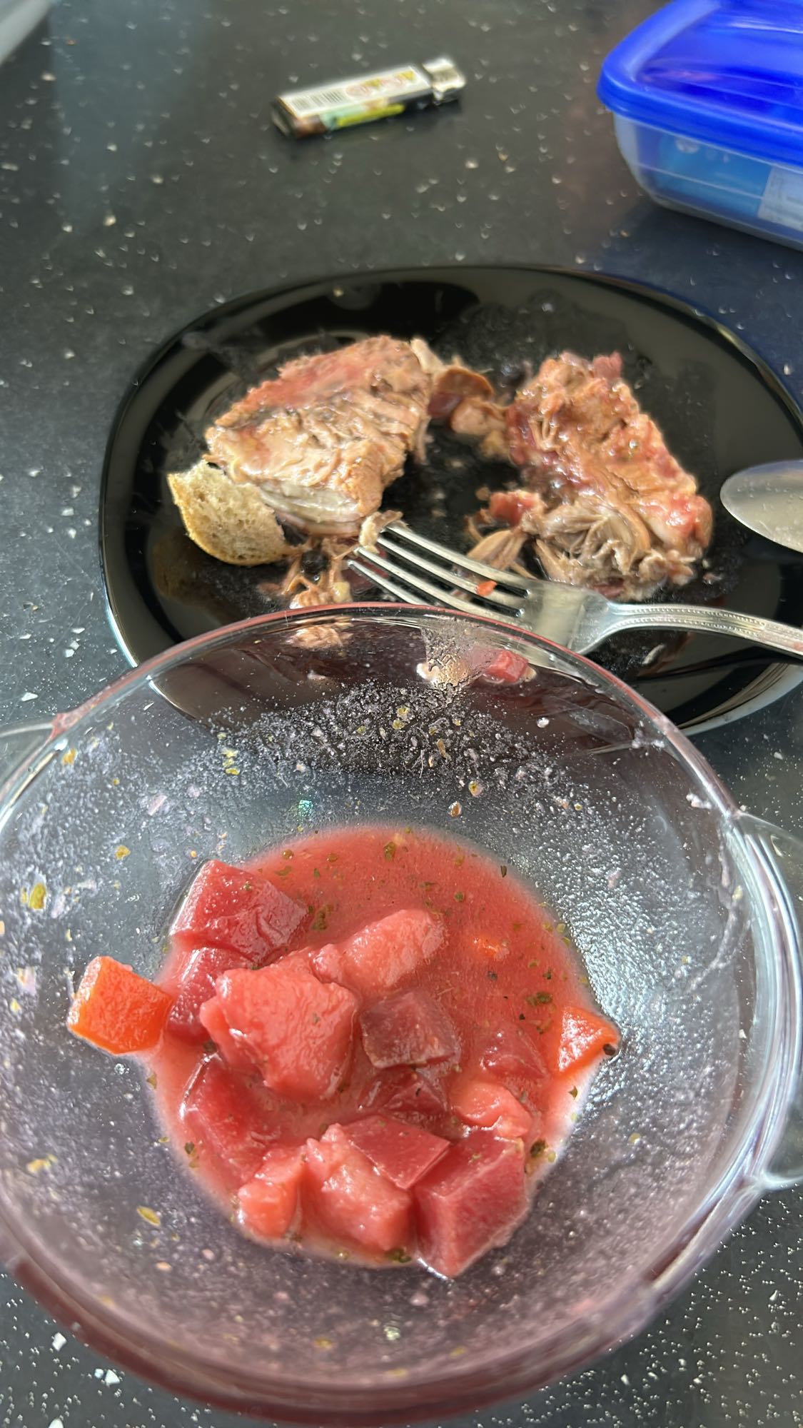 wołowina z chlebem i sałatką