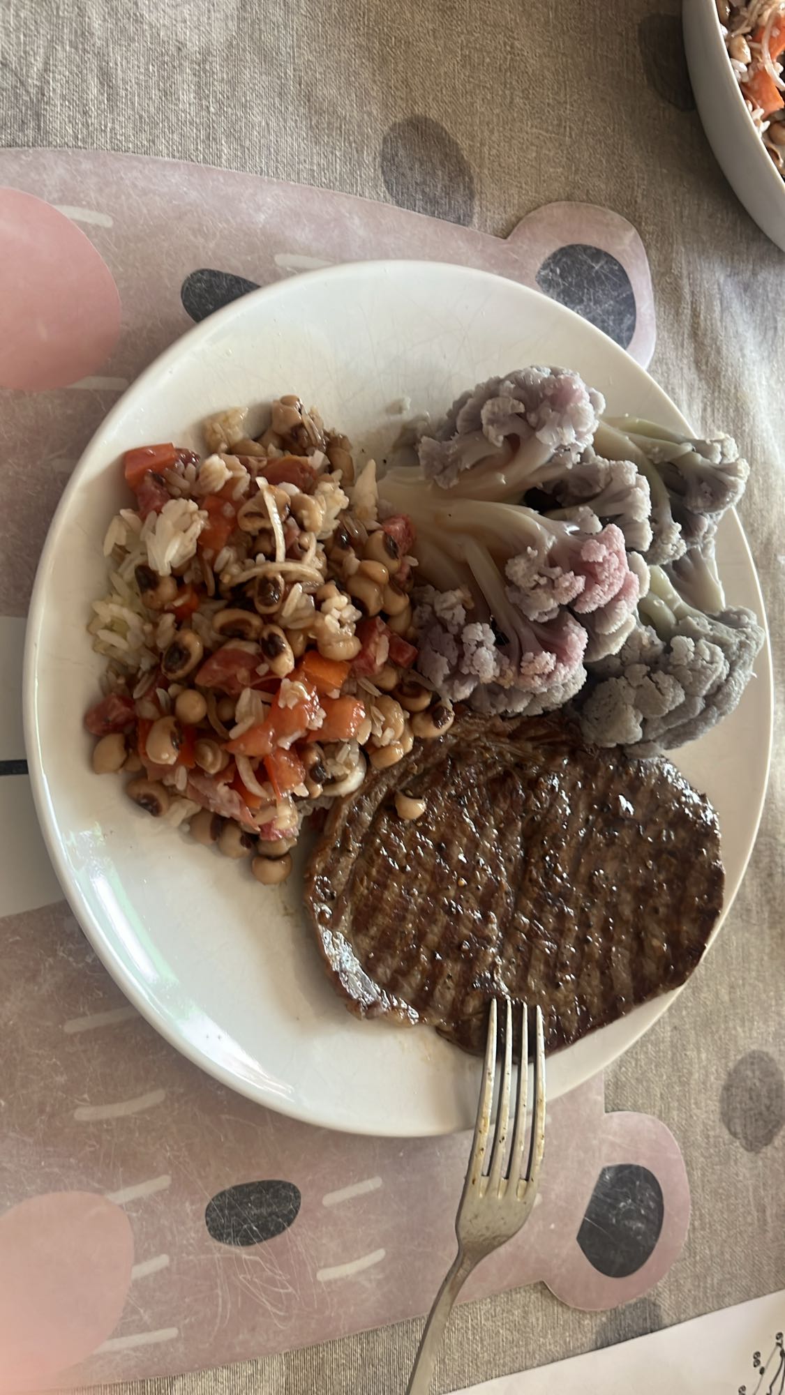 Bistec con ensalada y coliflor