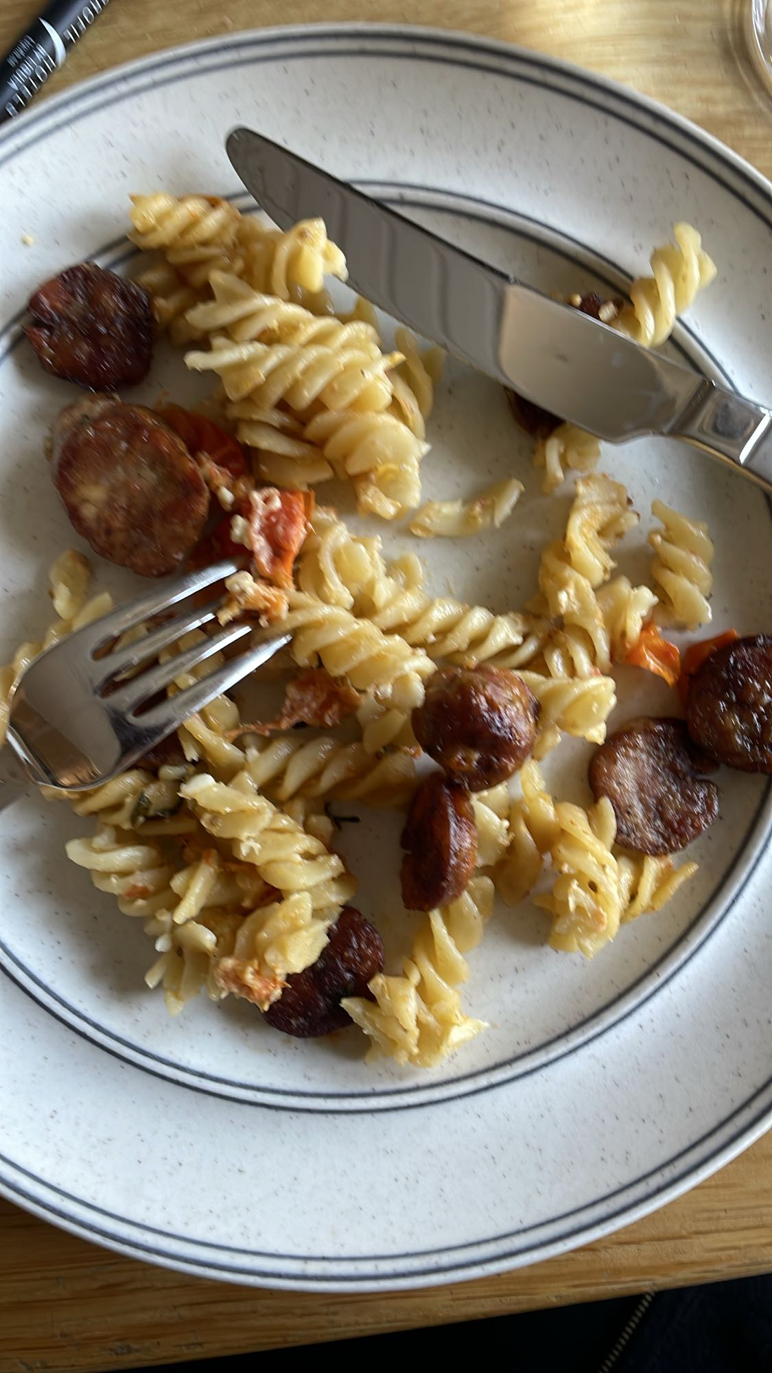 Pasta med korv och tomat