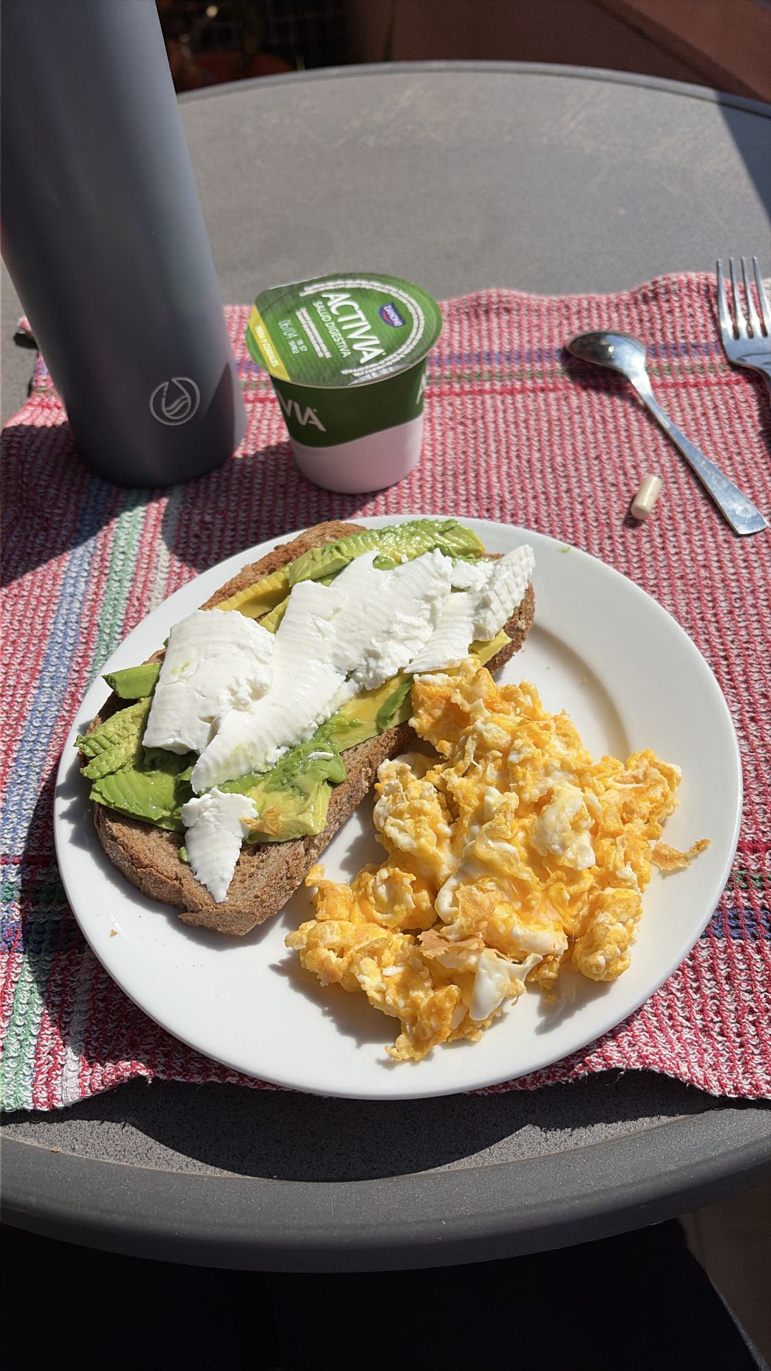 Desayuno con huevo y pan