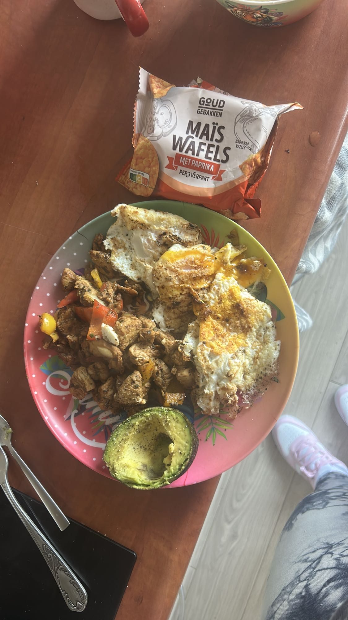 kip, ei, avocado & maiswafels