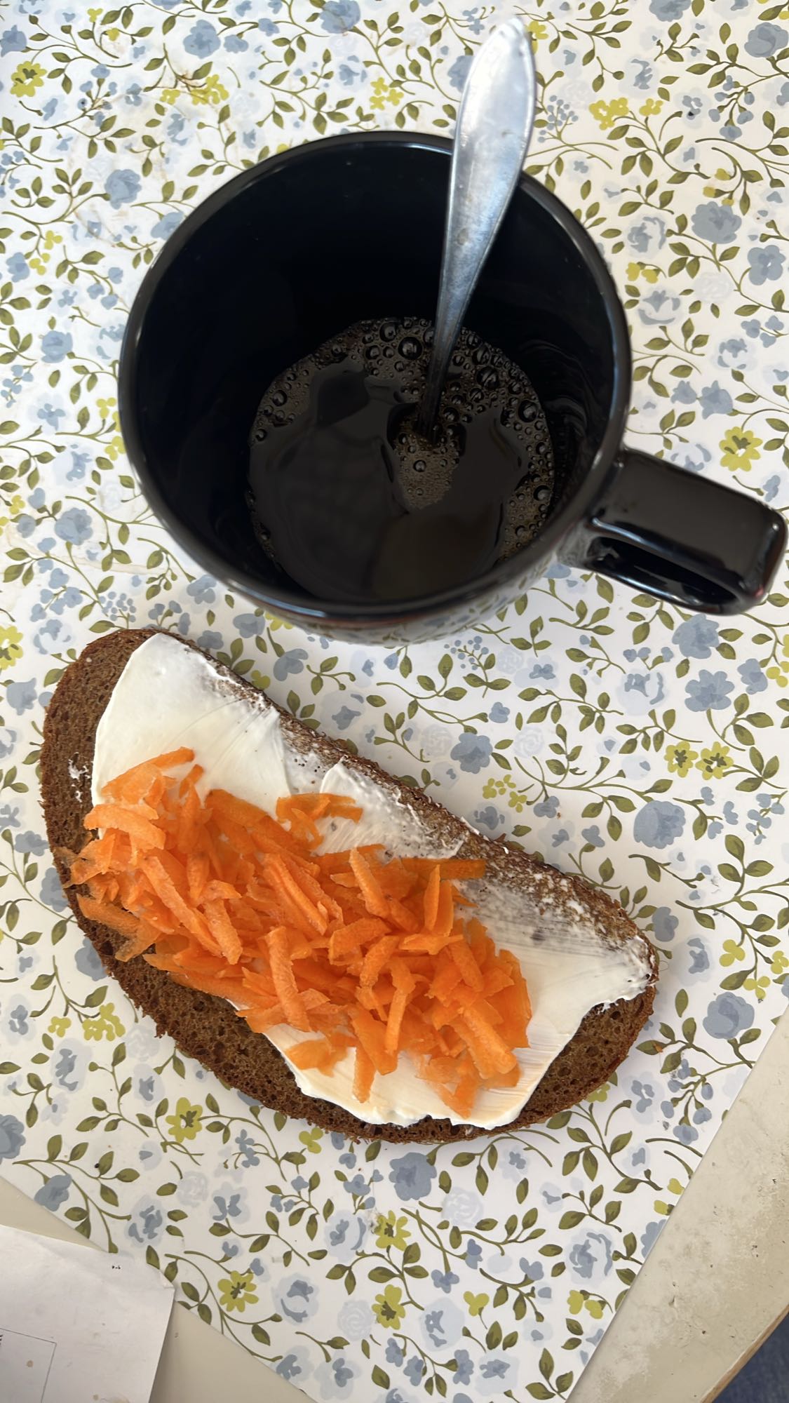 Rågbrödsmörgås med morot