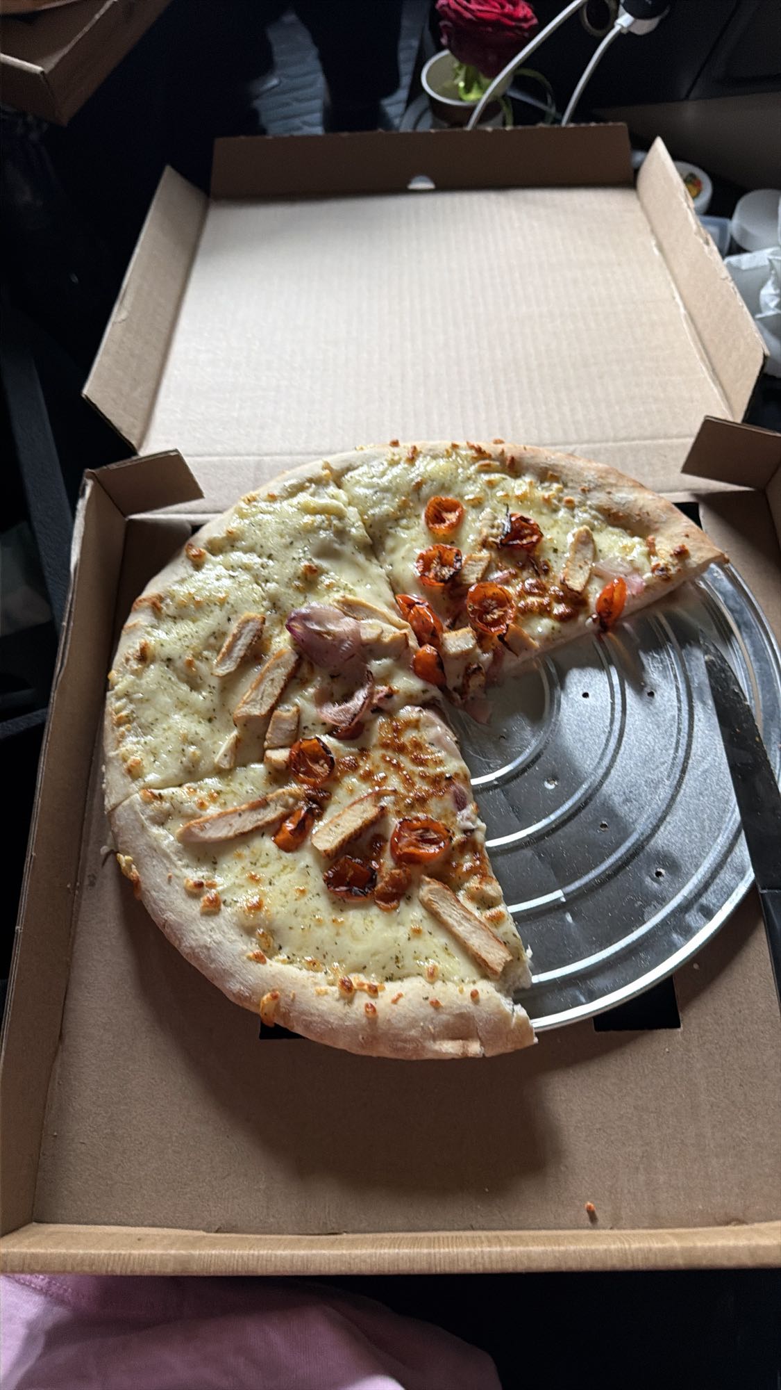 Pizza cu pui și roșii