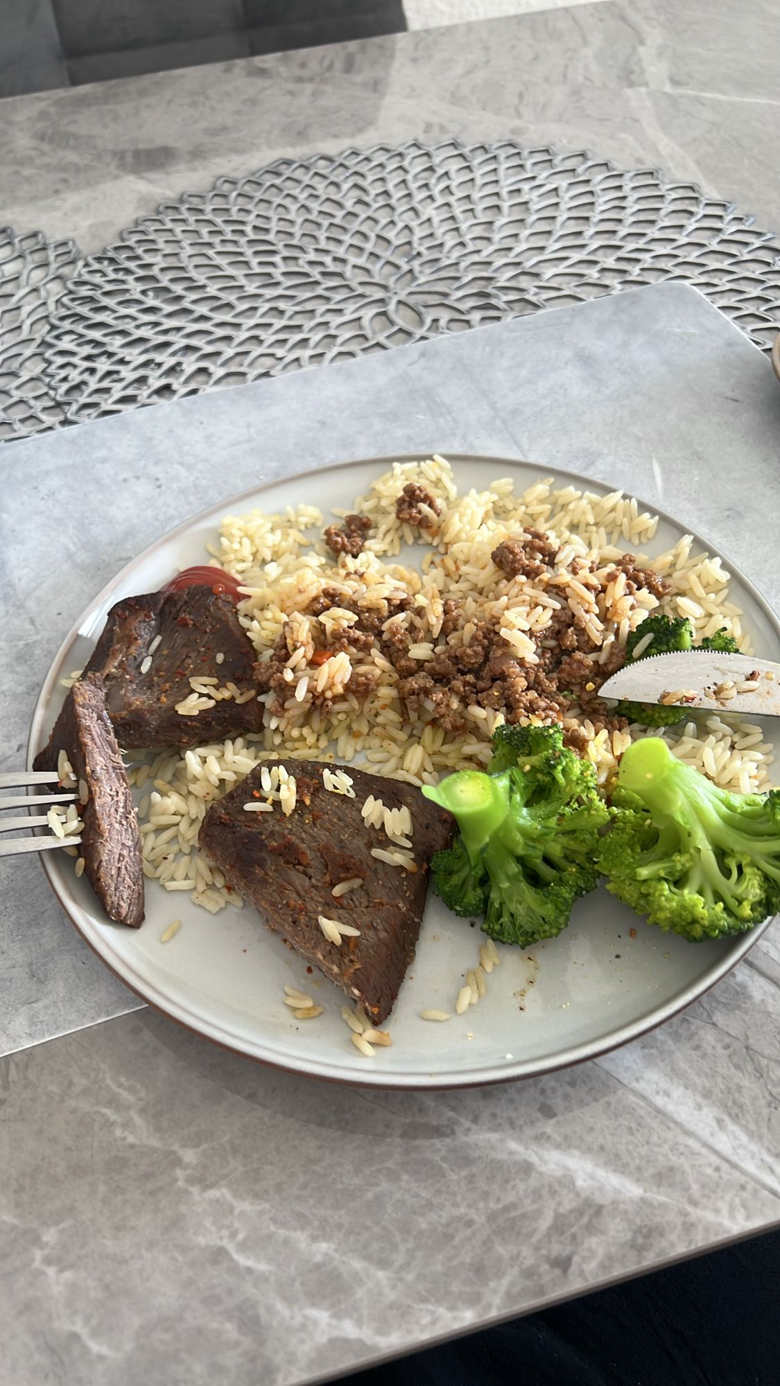 Rijst met rundvlees en broccoli