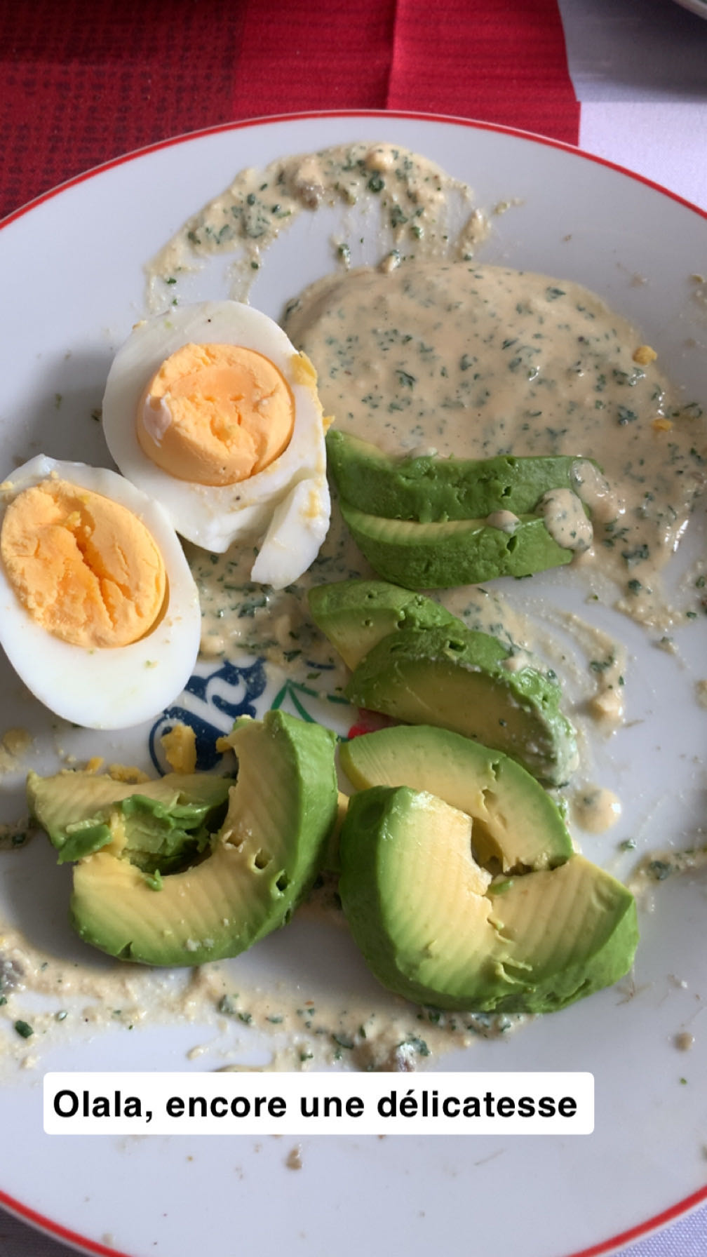 Oeufs avocat sauce