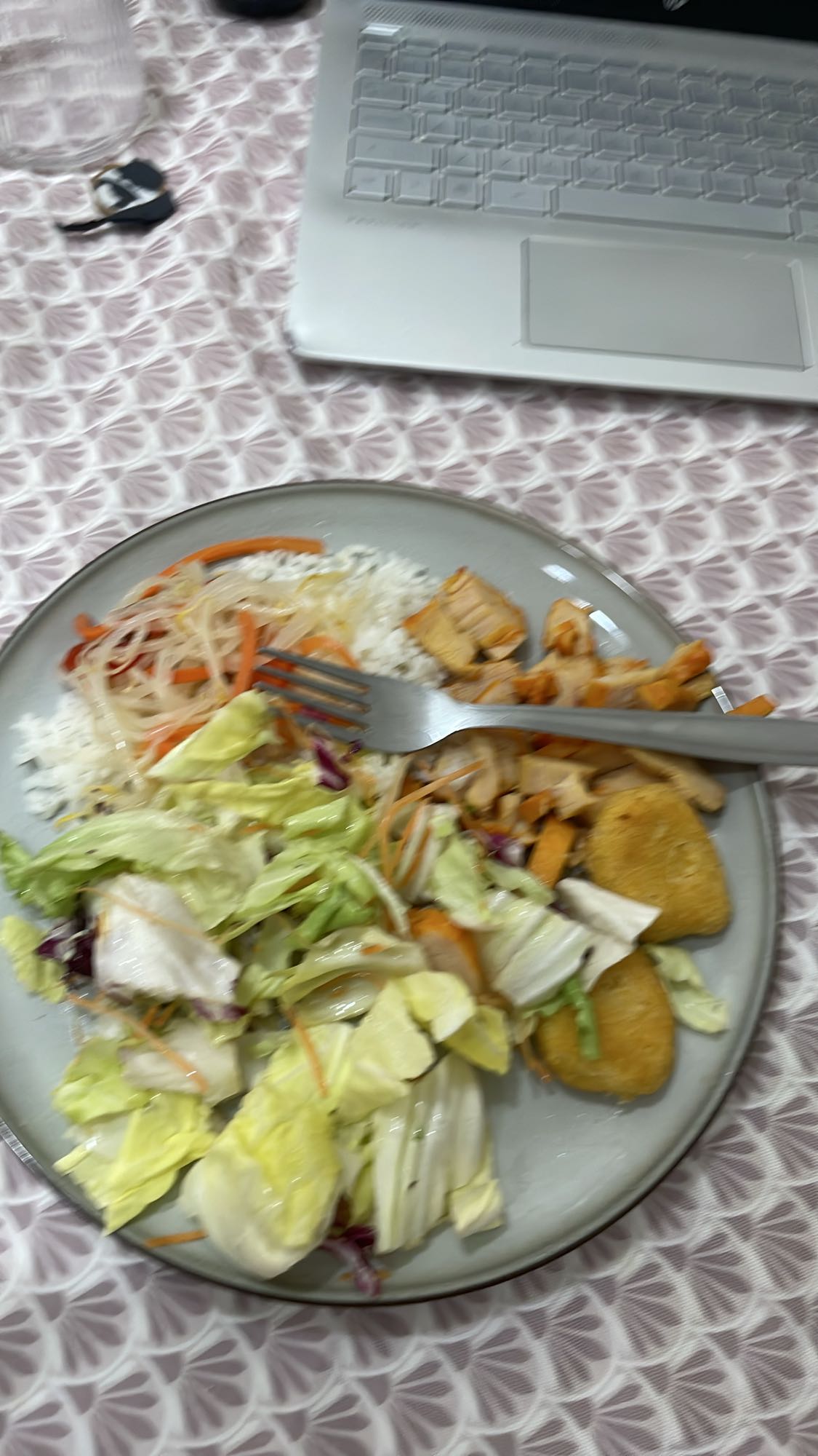 Pui cu orez și salată