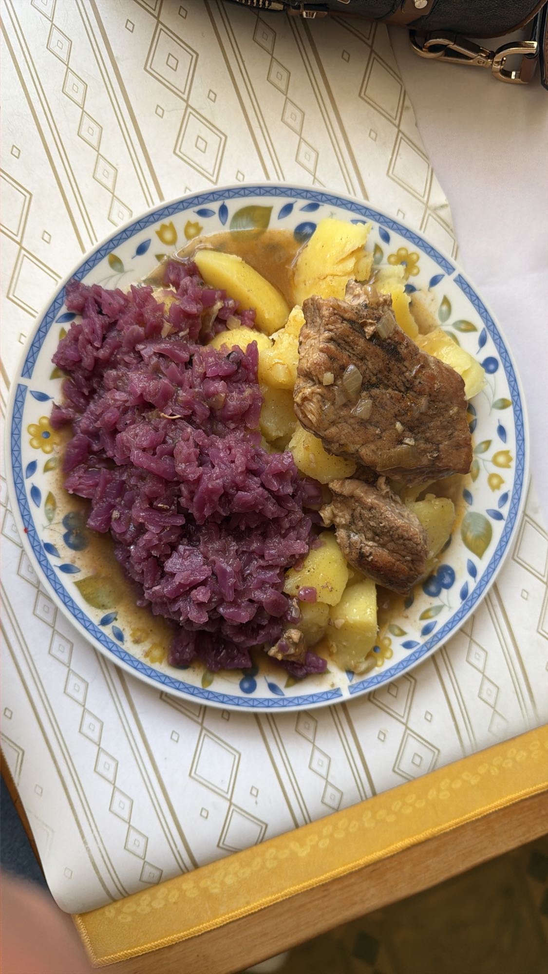 Gulasz z ziemniakami i czerwoną kapustą