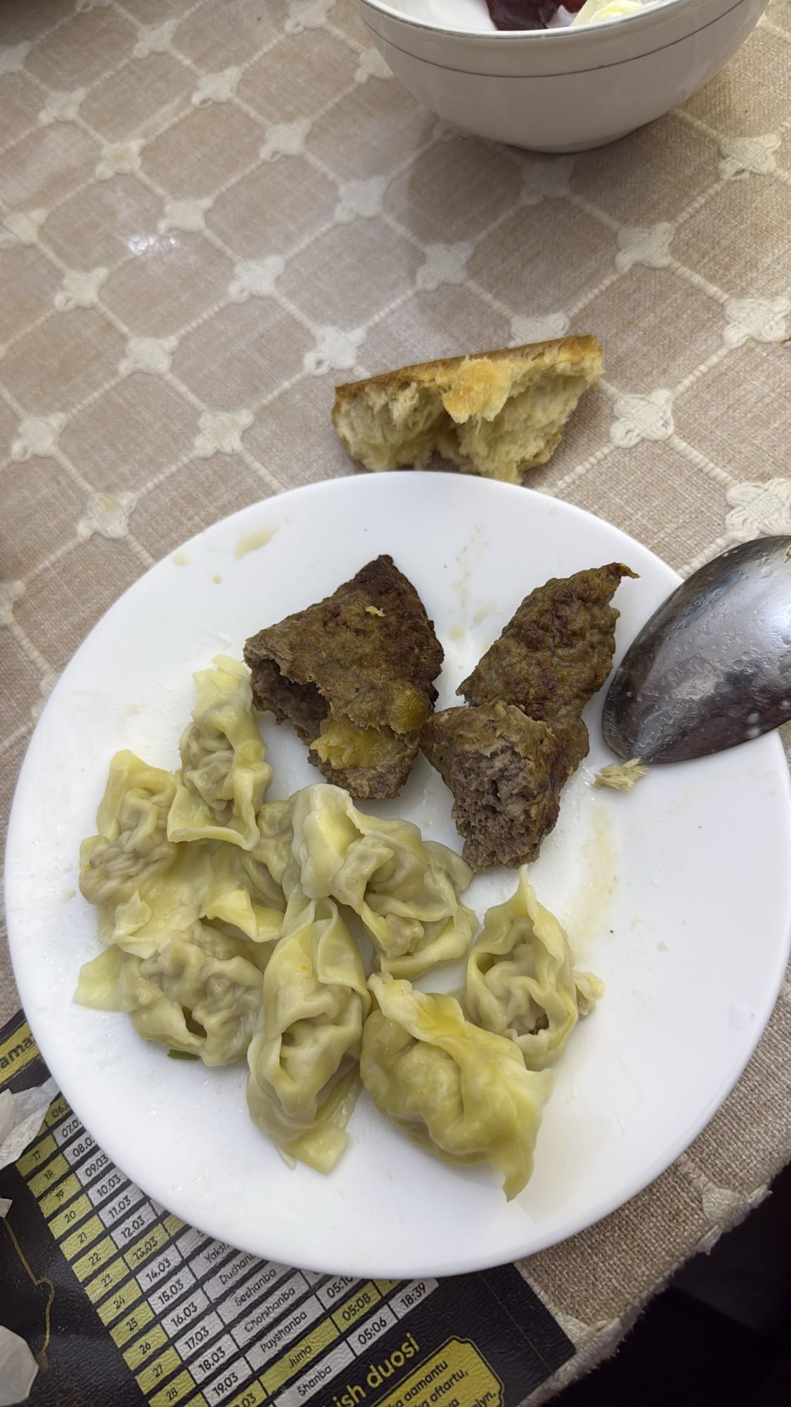 манты и котлета с хлебом