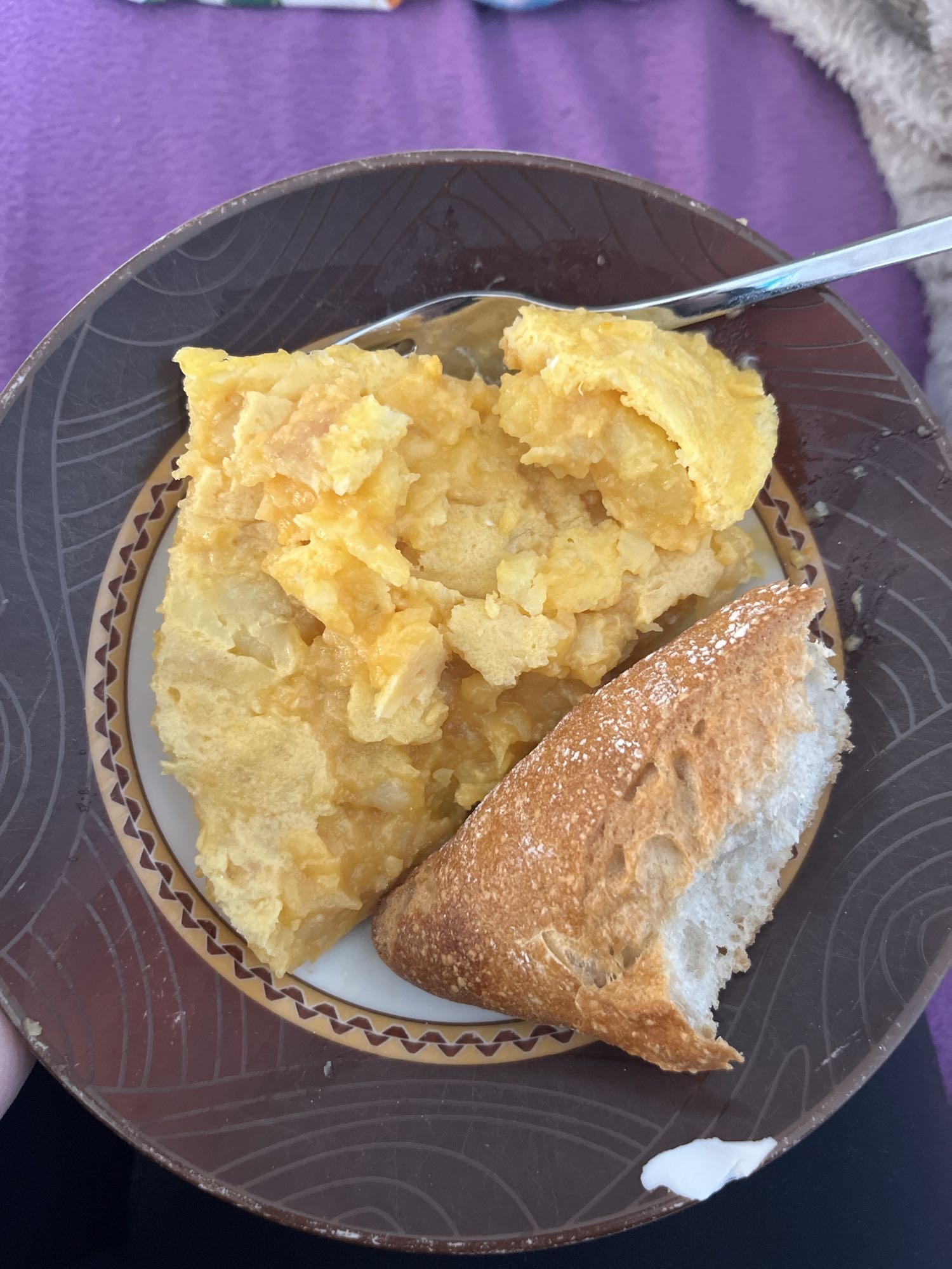 Tortilla española y pan