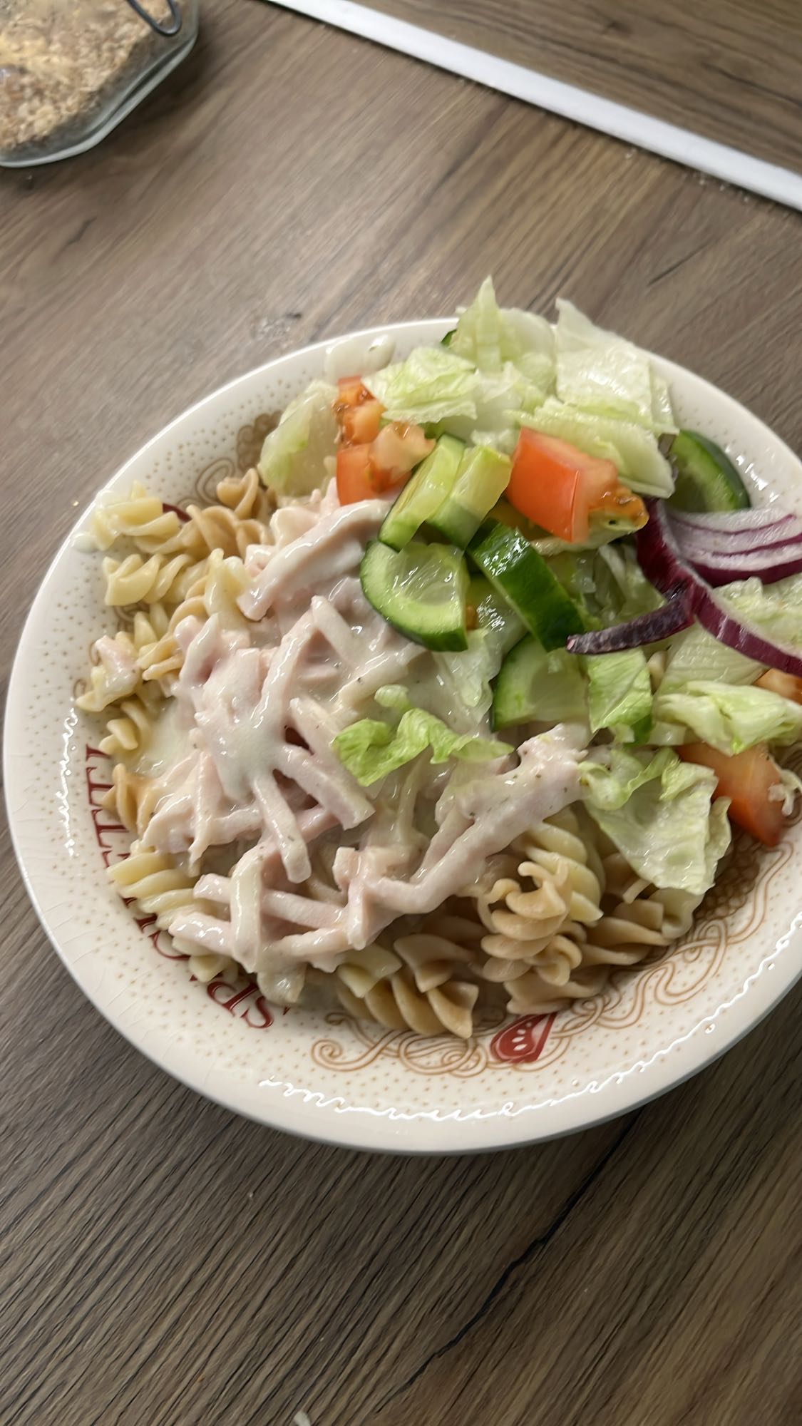 Pasta med sallad och sås