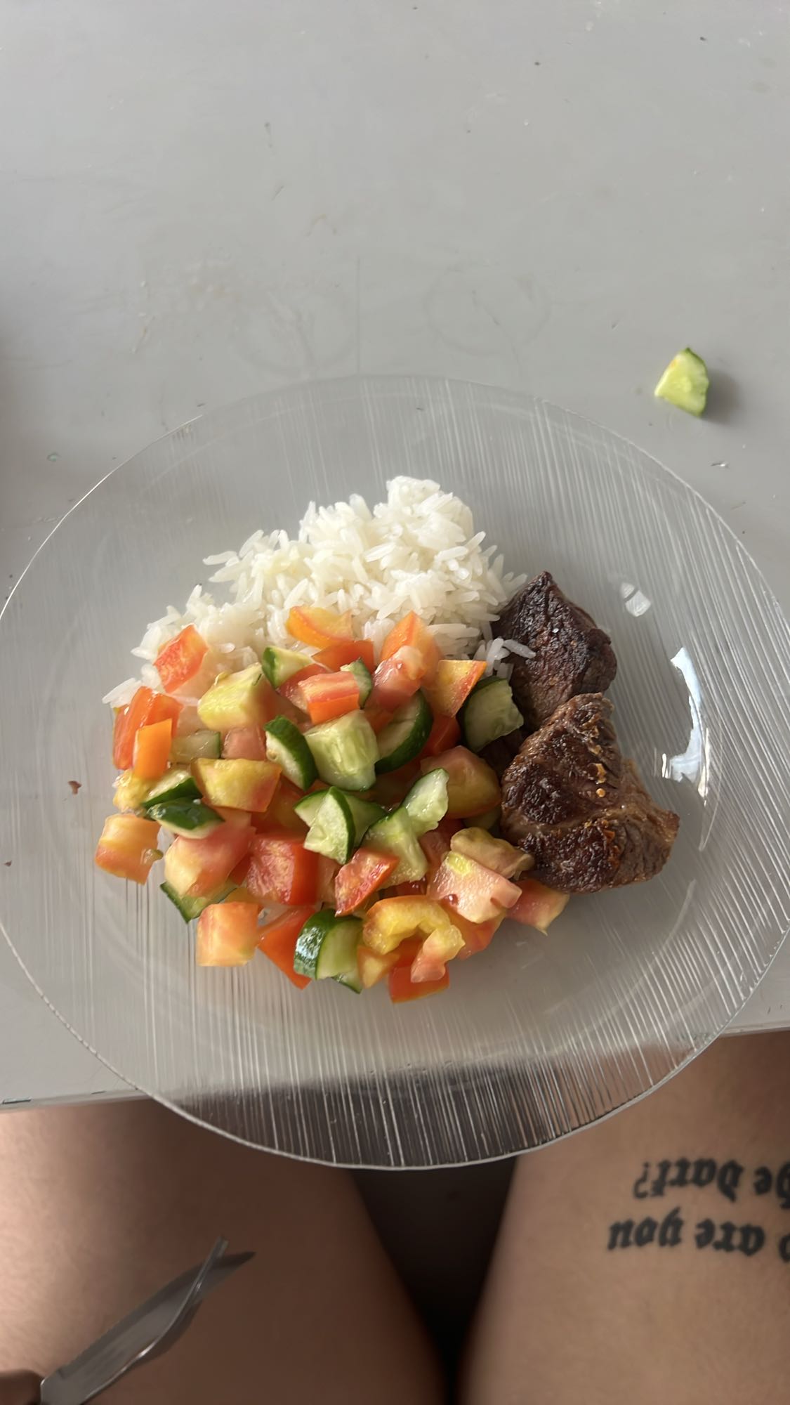 Arroz, carne e salada