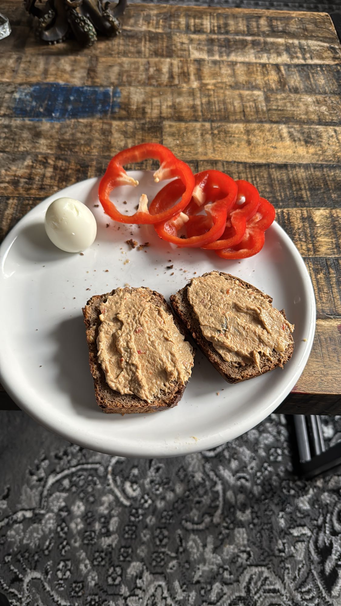 Paprika, Ei und Brotaufstrich