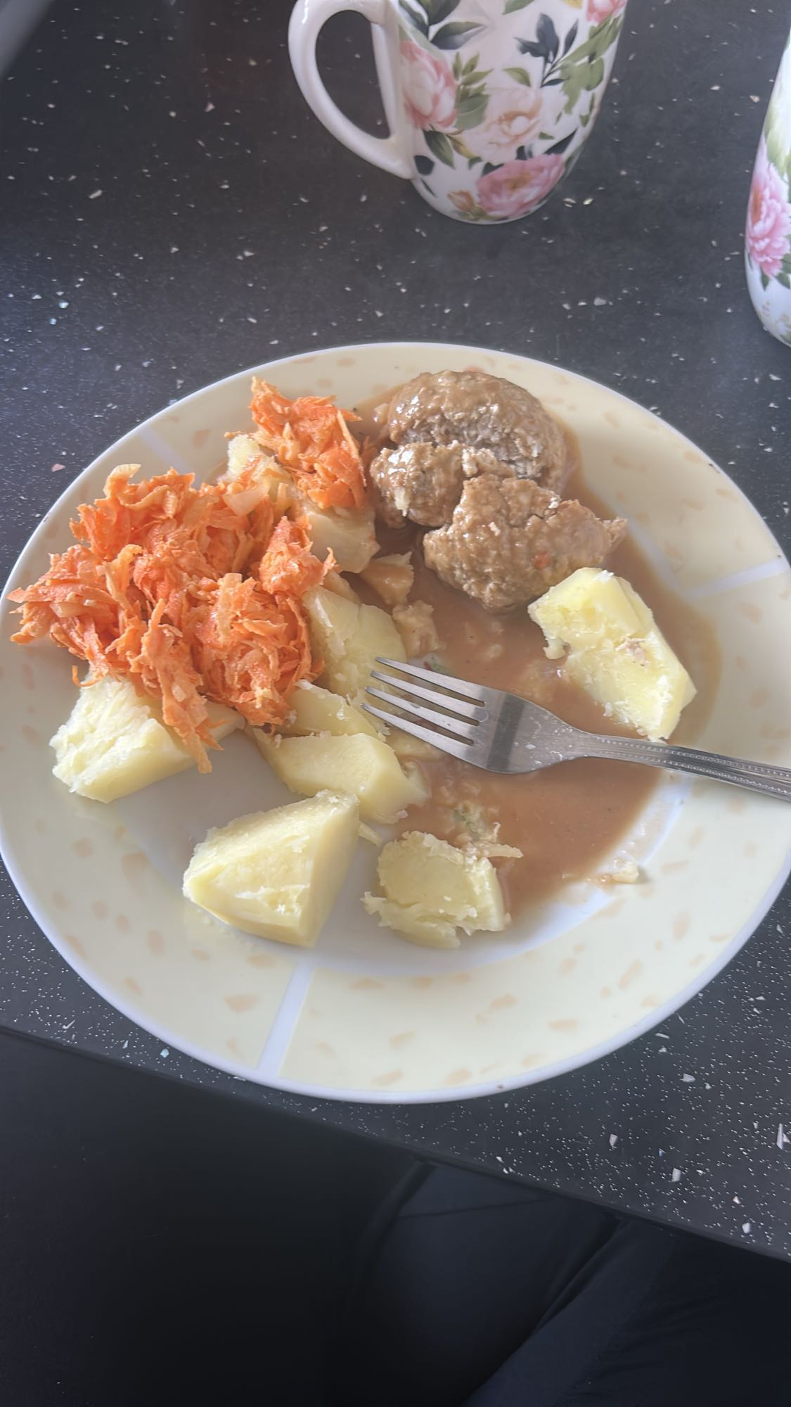 kotlety z ziemniakami i surówką