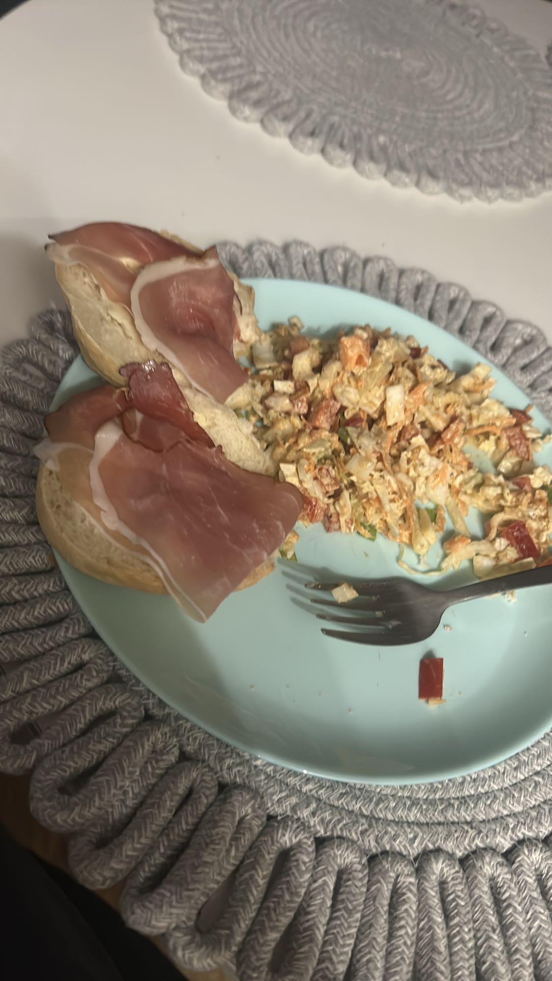 Bułka z szynką i surówka