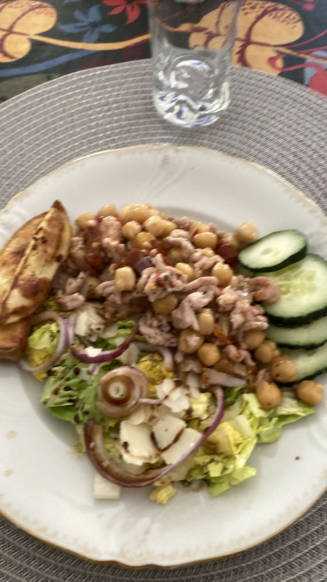 Kyckling med kikärtor och sallad