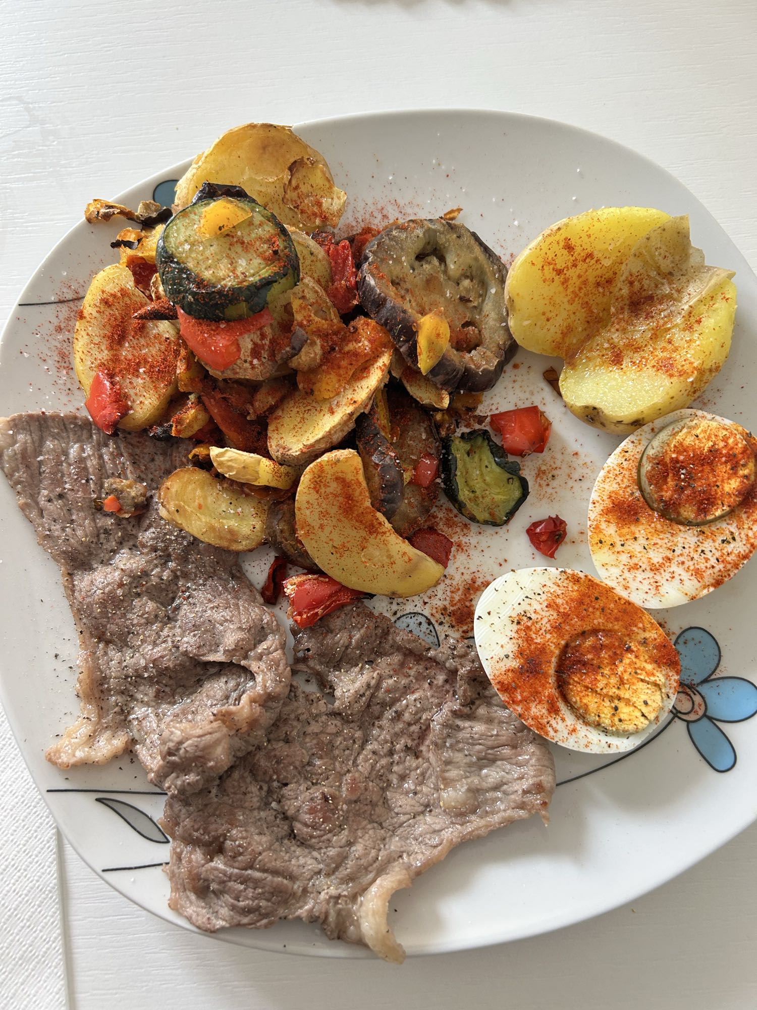 Carne con verduras y huevo