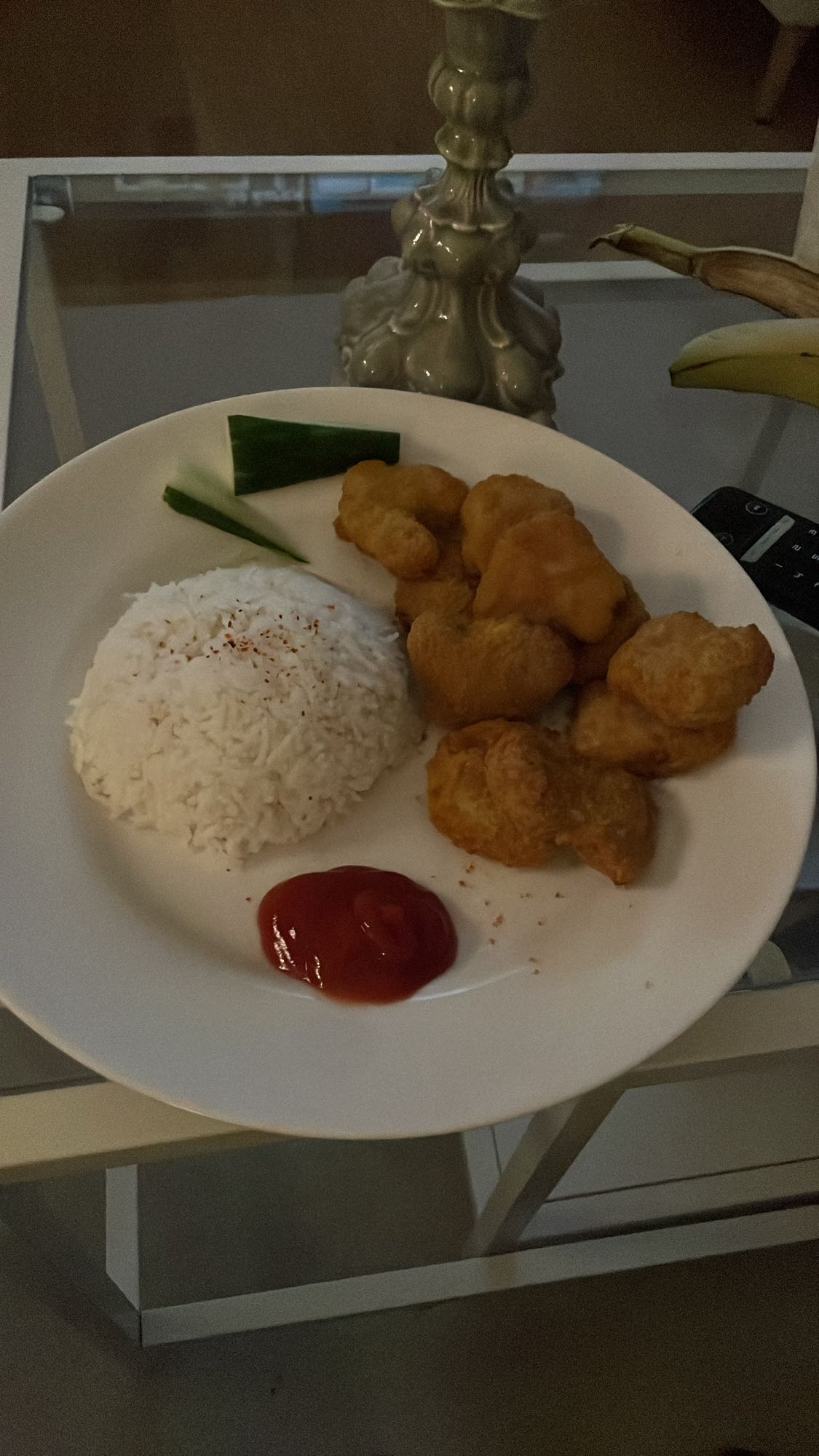 Ris med nuggets och ketchup