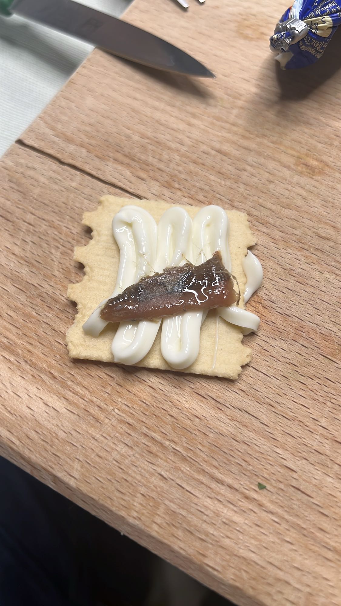 Biscuit cu maioneză și anșoa