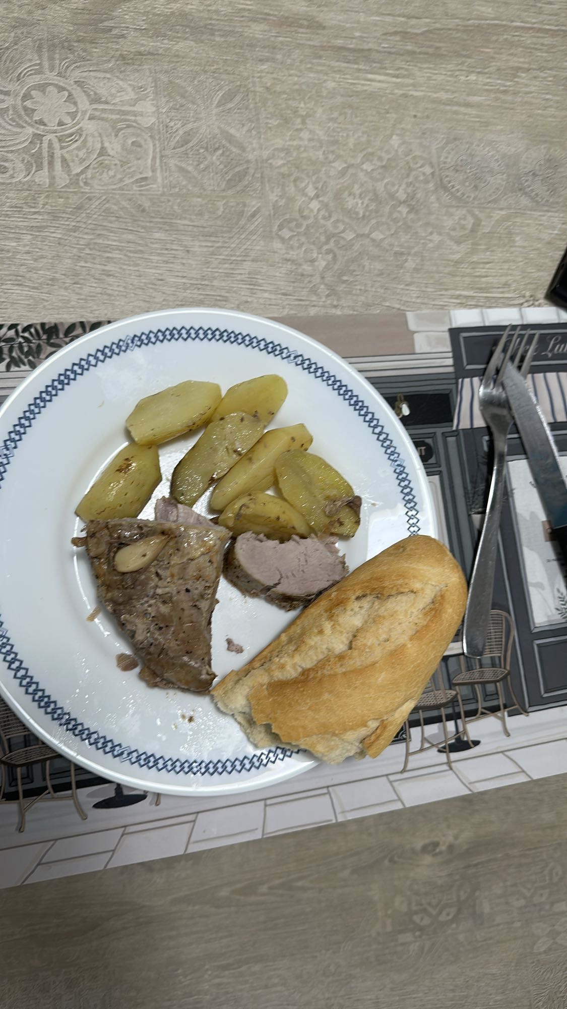 Cerdo con patatas y pan