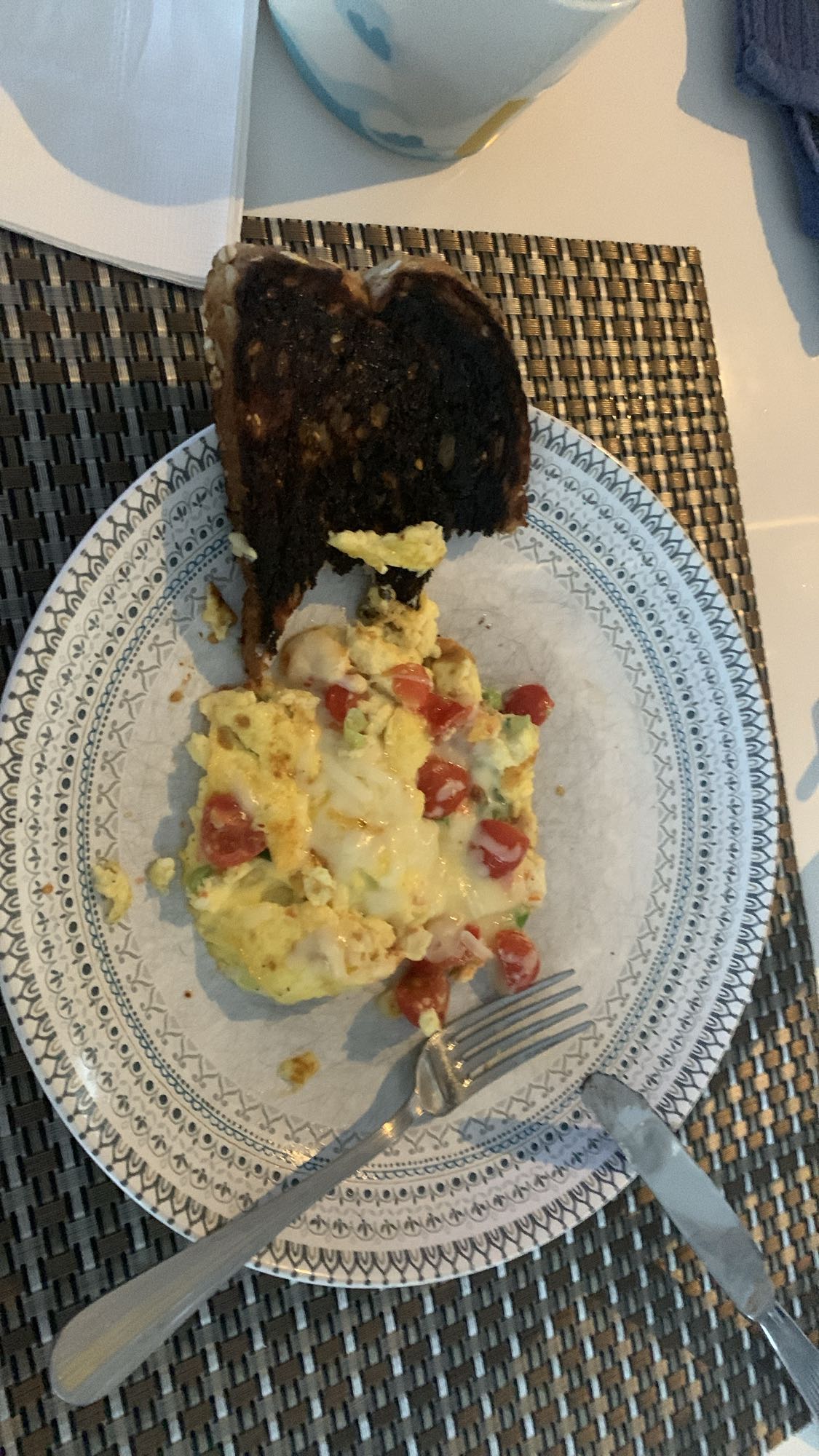 Omelette et pain grillé