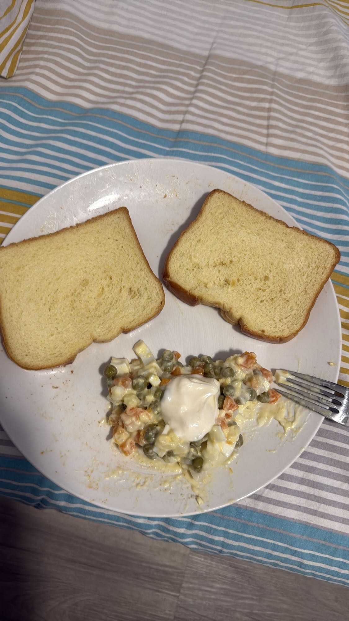 Salade russe avec pain