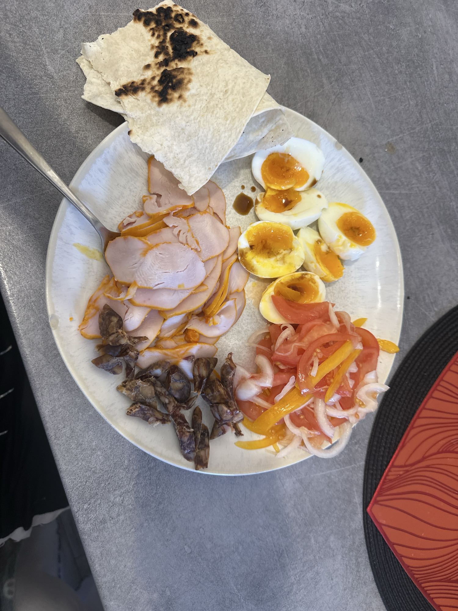 Platou cu ou, piept pui, lipie