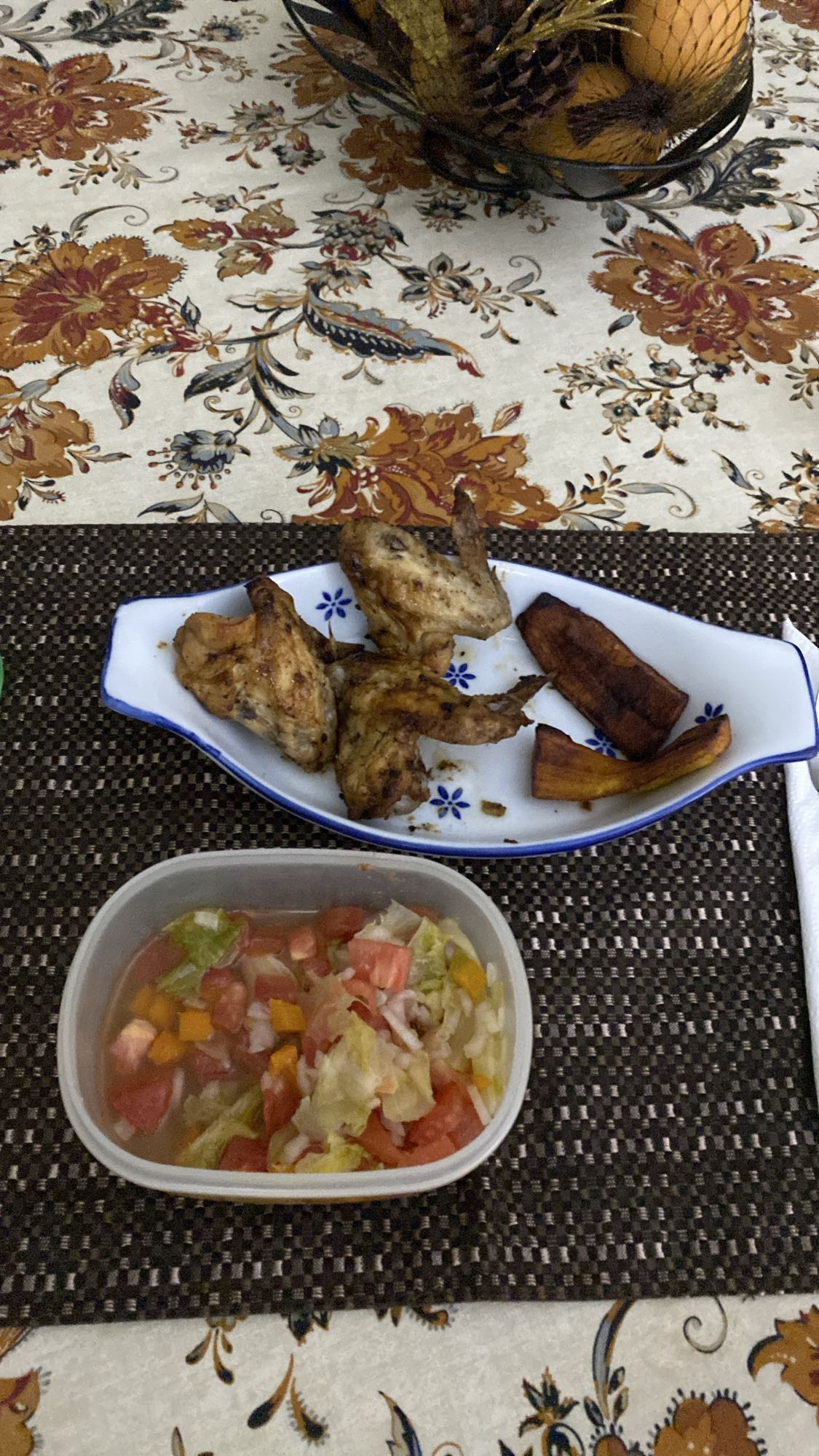 Alitas con plátano y ensalada