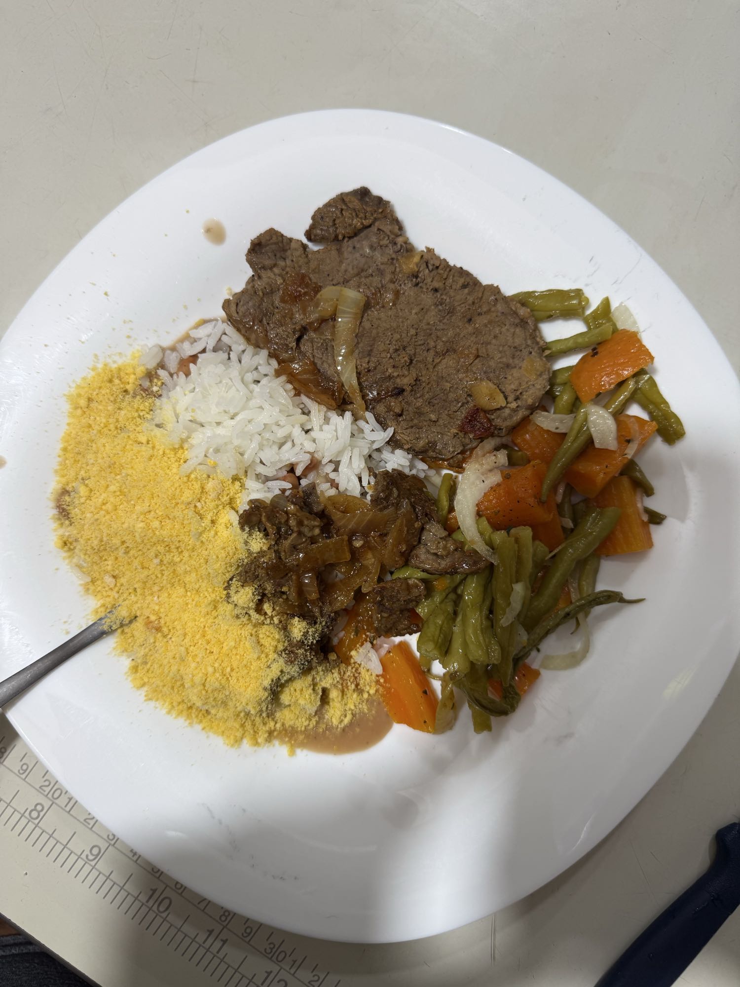 Bife com arroz e legumes
