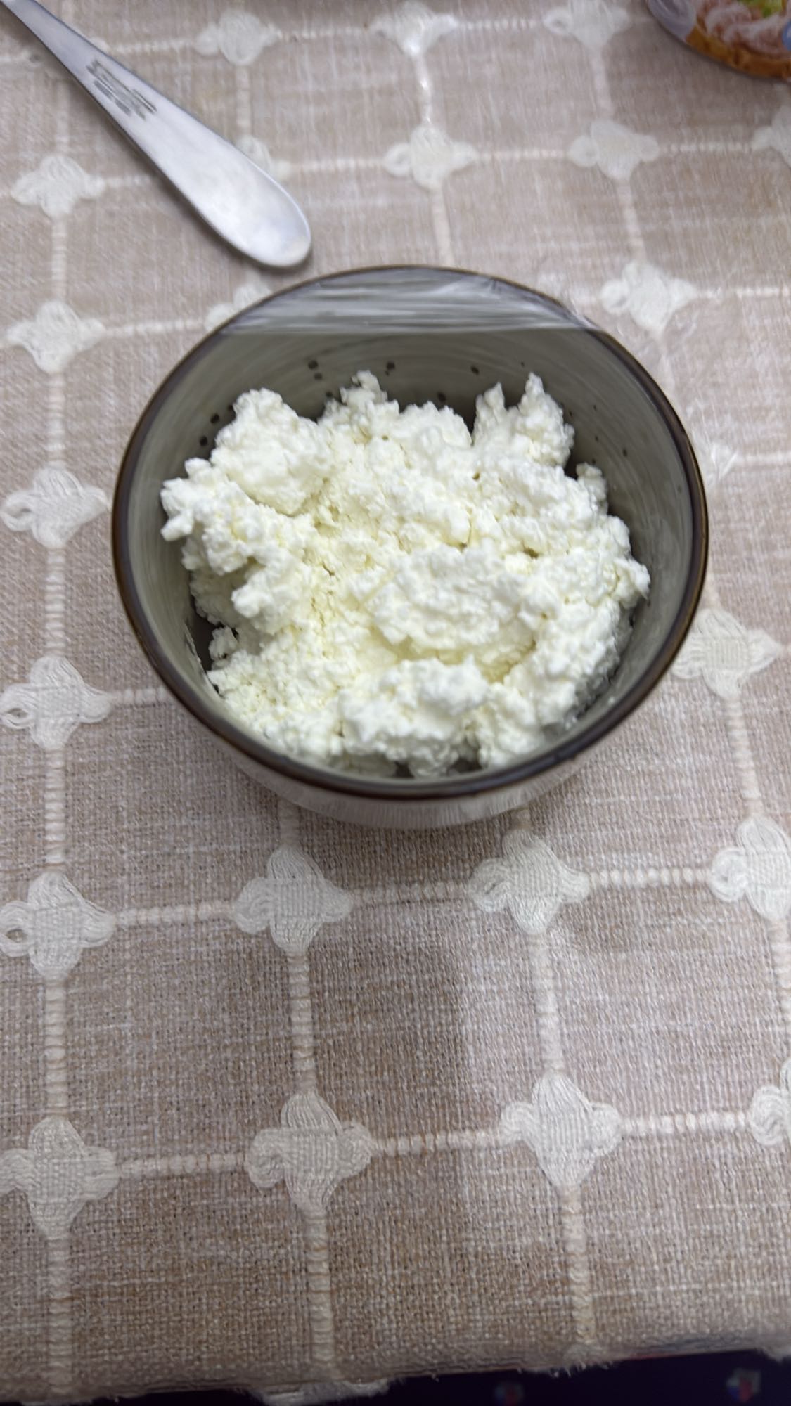 творог в миске