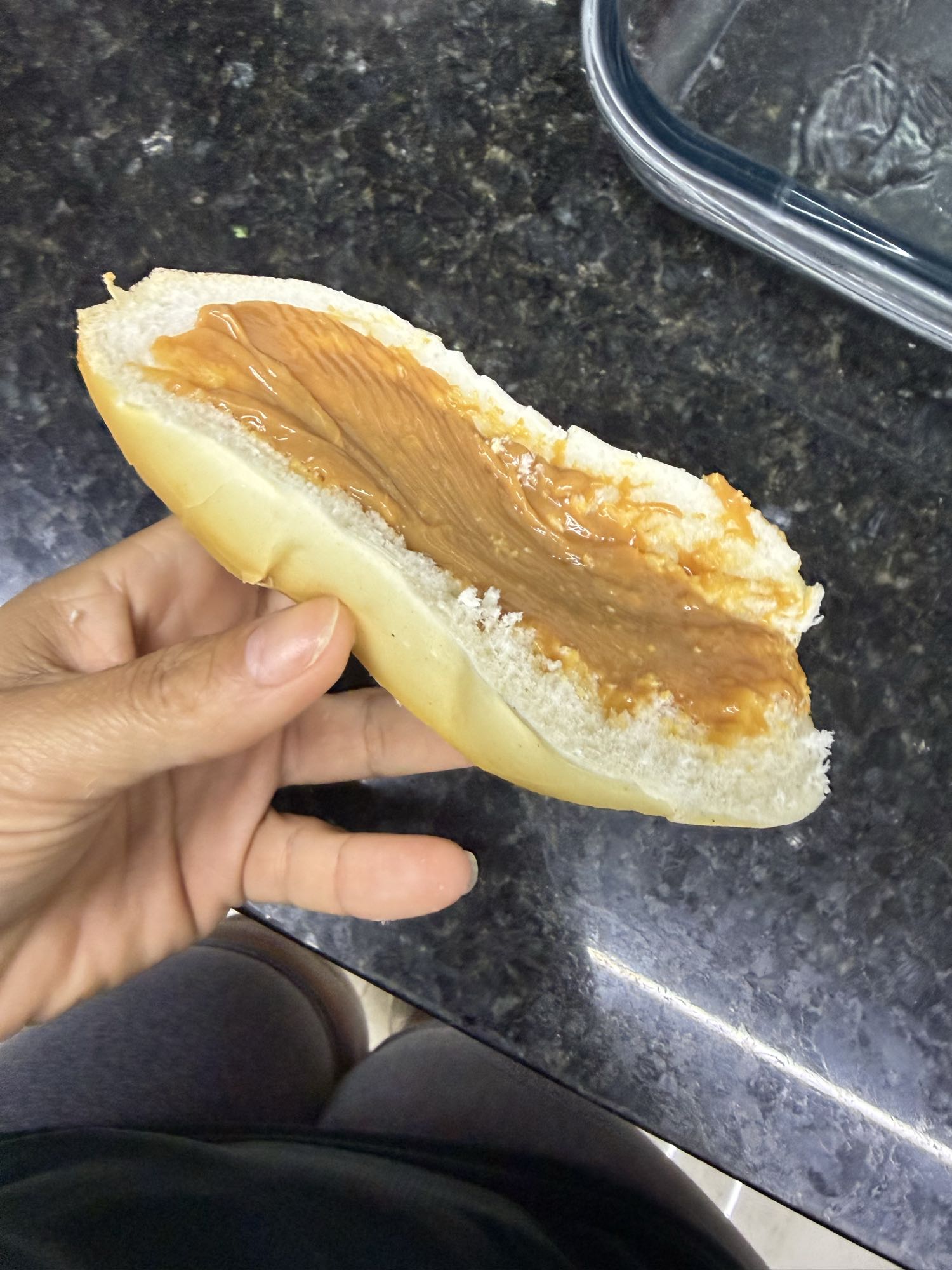 Pão com pasta de amendoim