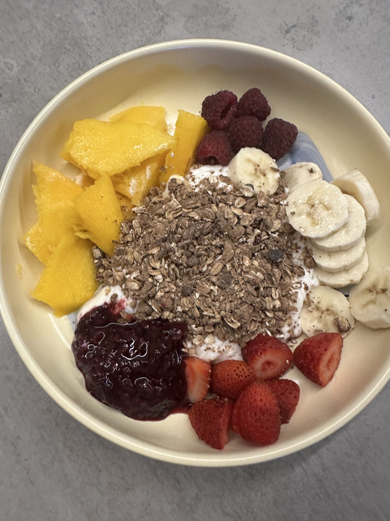 Tazón de yogur y frutas