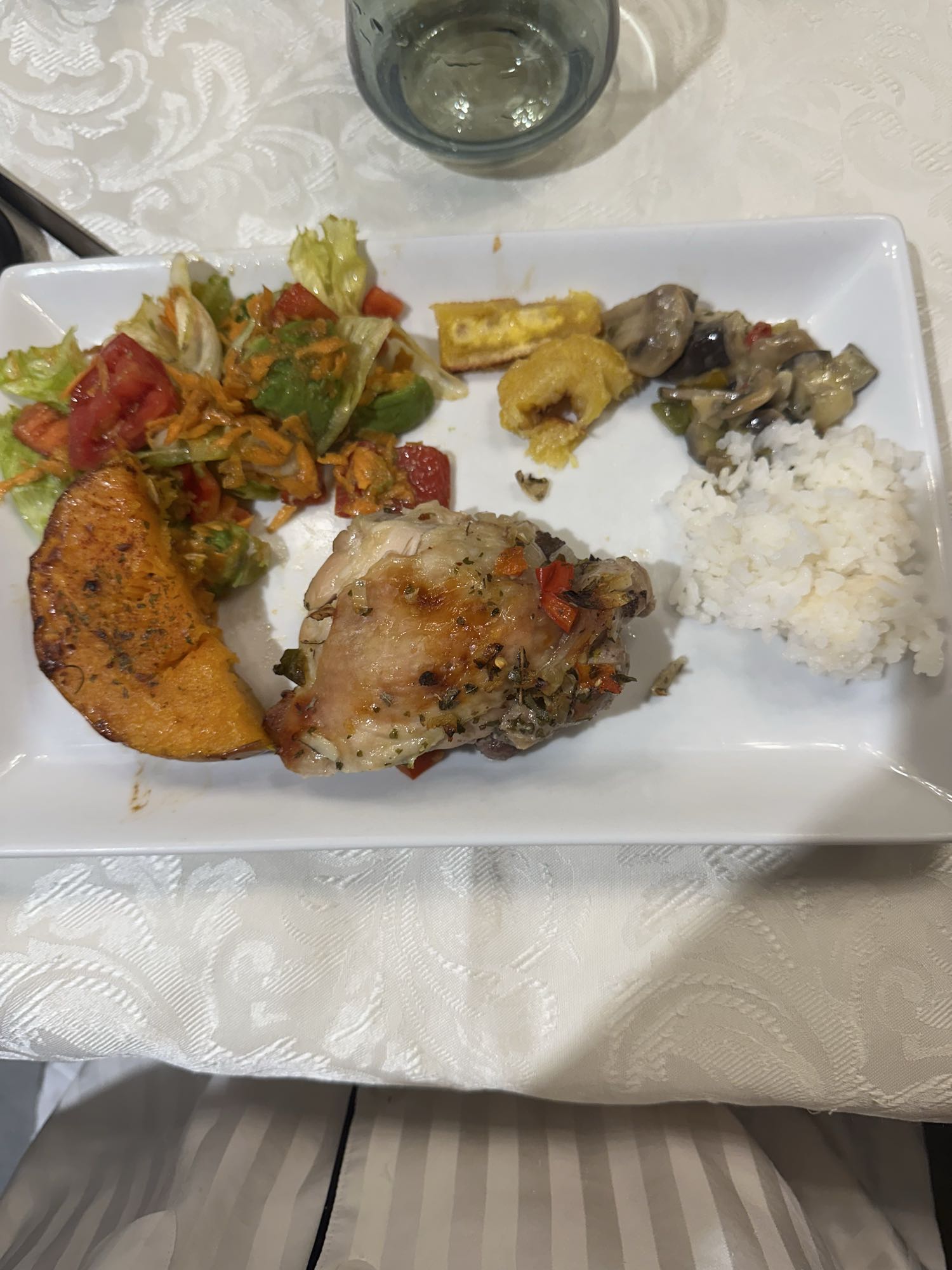 Pollo con arroz y ensalada