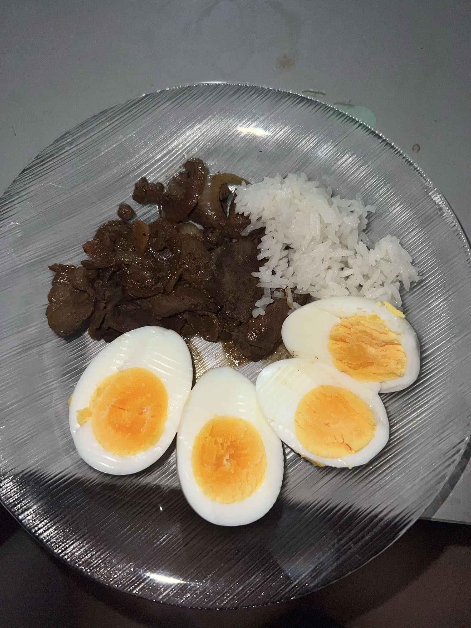 Ovos, arroz e fígado