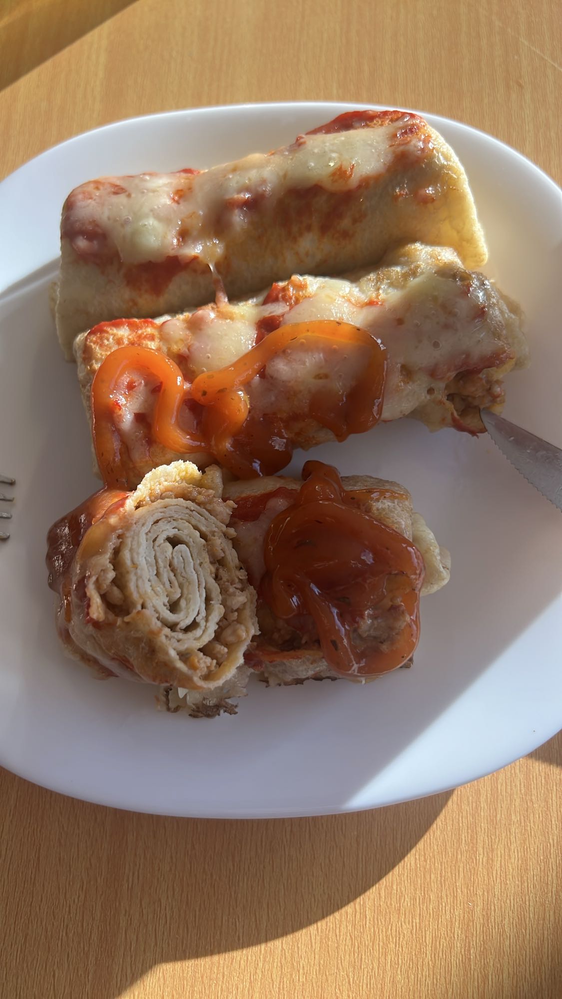 Clătite umplute cu carne și sos