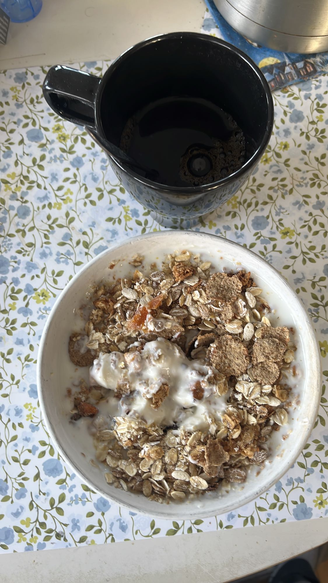 Yoghurt med müsli och kaffe